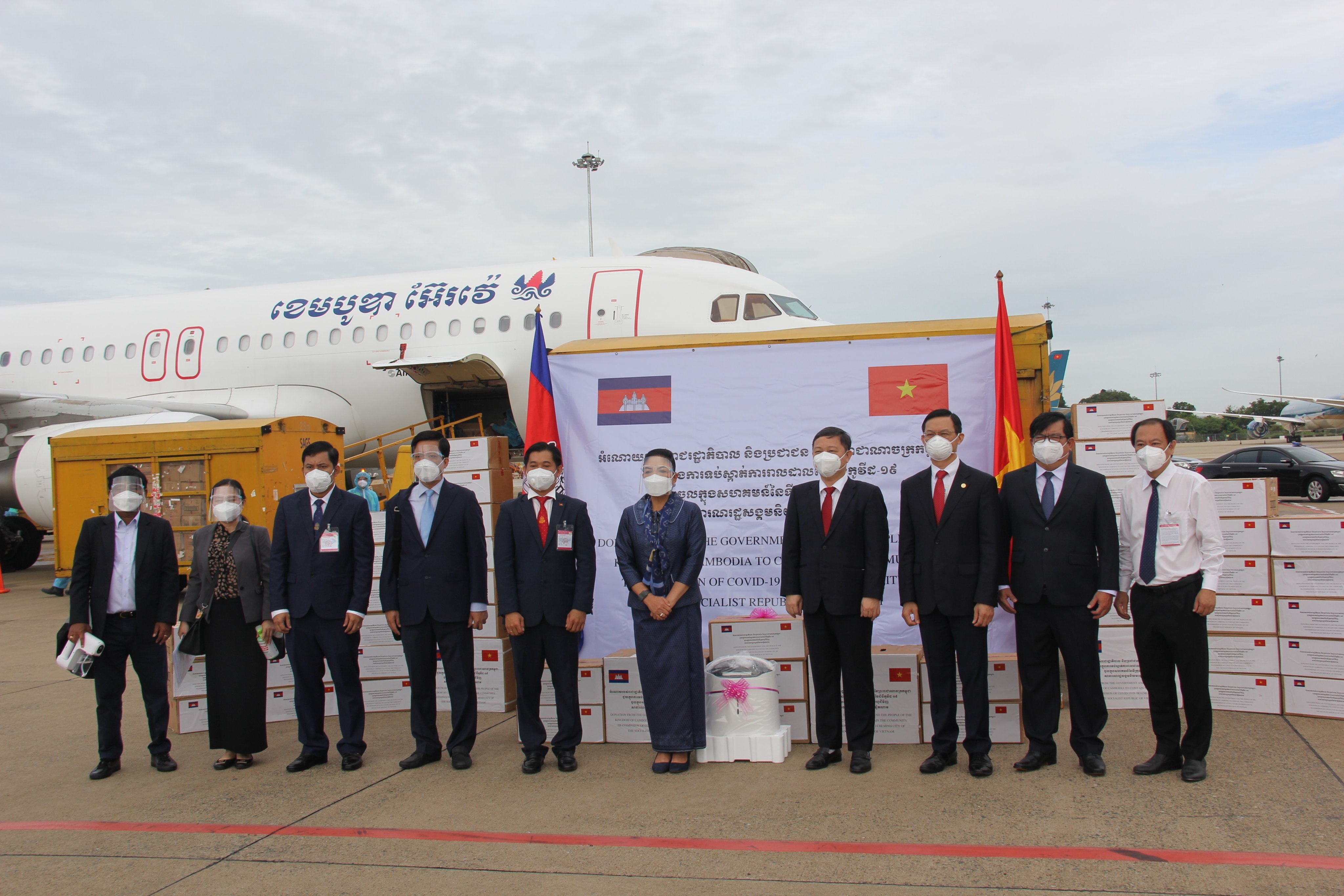 Campuchia ho tro vat tu y te phong chong dich cho TP>HCM anh 1