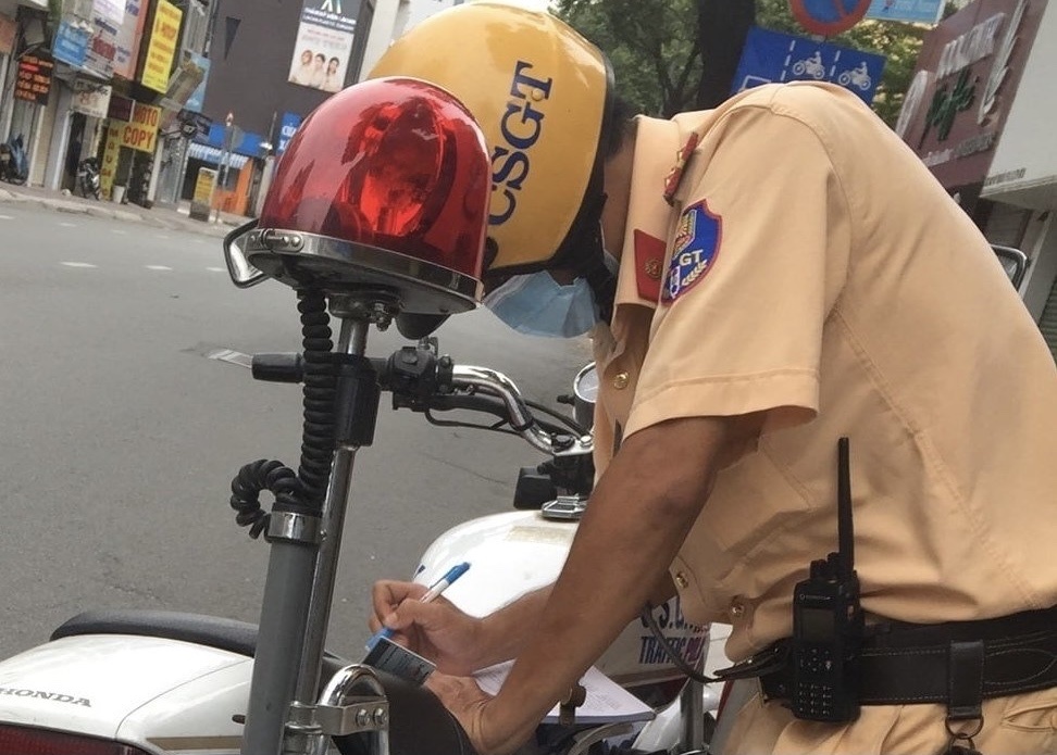 Bi CSGT TP.HCM phat 2 trieu dong vi ra nha xe nhan thuc pham hinh anh
