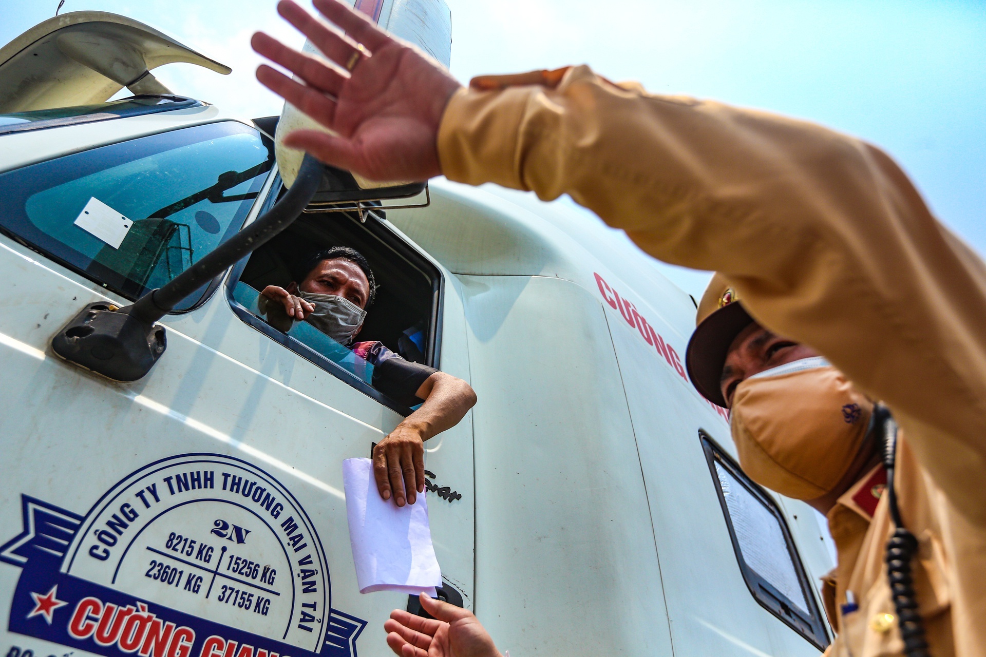 TP.HCM chia gio luu thong cho xe cho hang hoa hinh anh