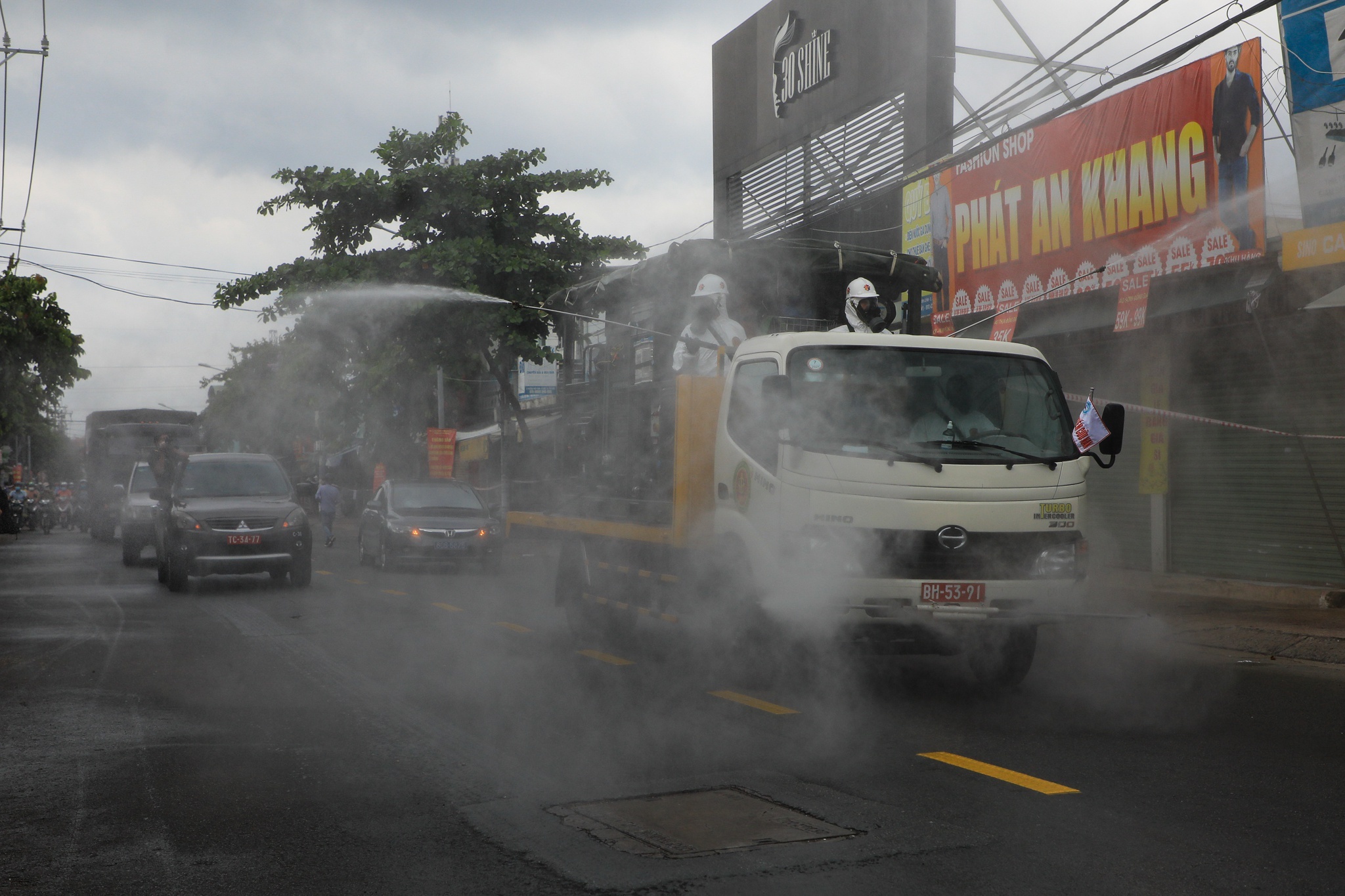 TPHCM bac tin dung 5 truc thang phun khu trung diet Covid-19 anh 1