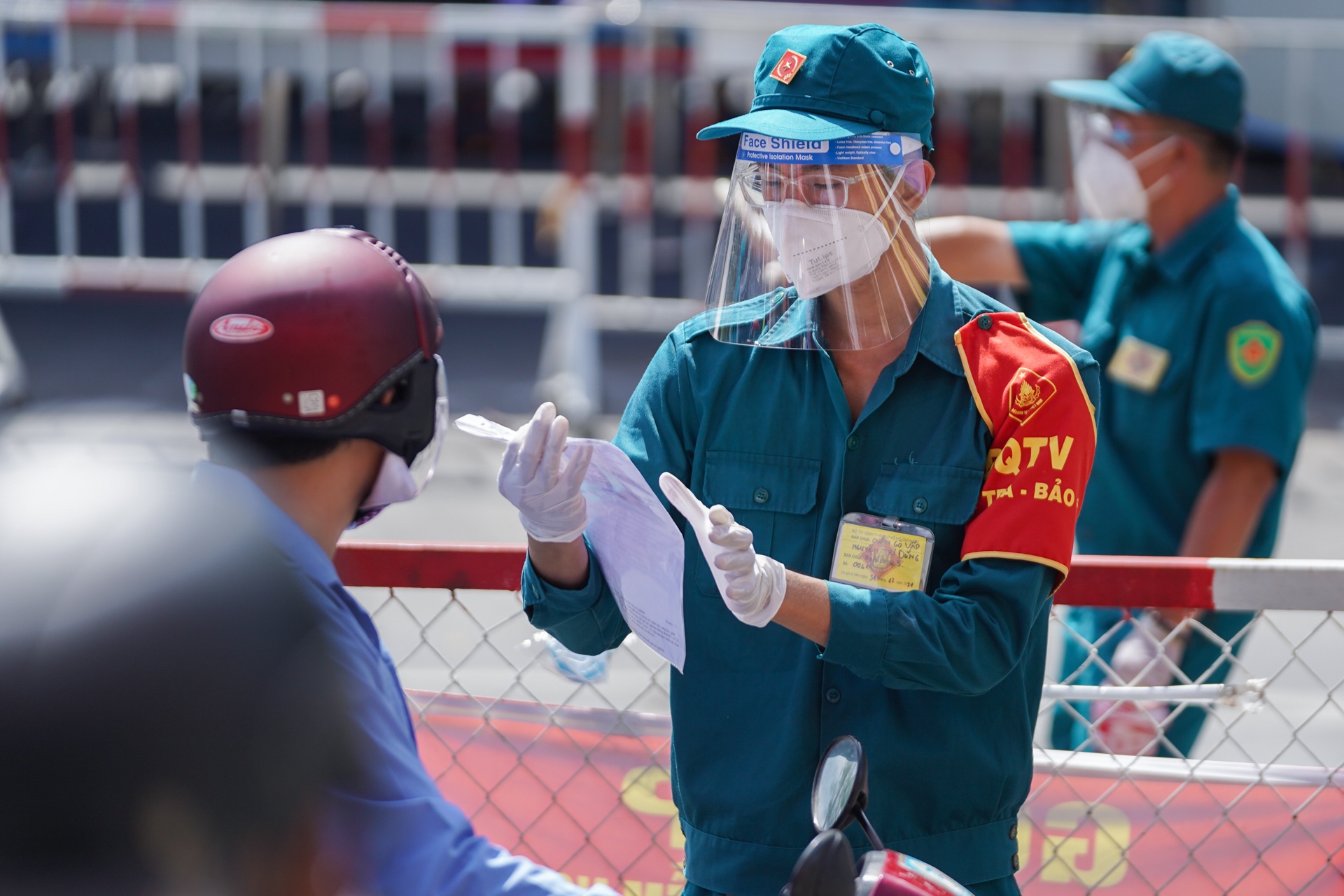 Nhung ai phai mang giay phan cong nhiem vu khi ra duong o TP.HCM? anh 1