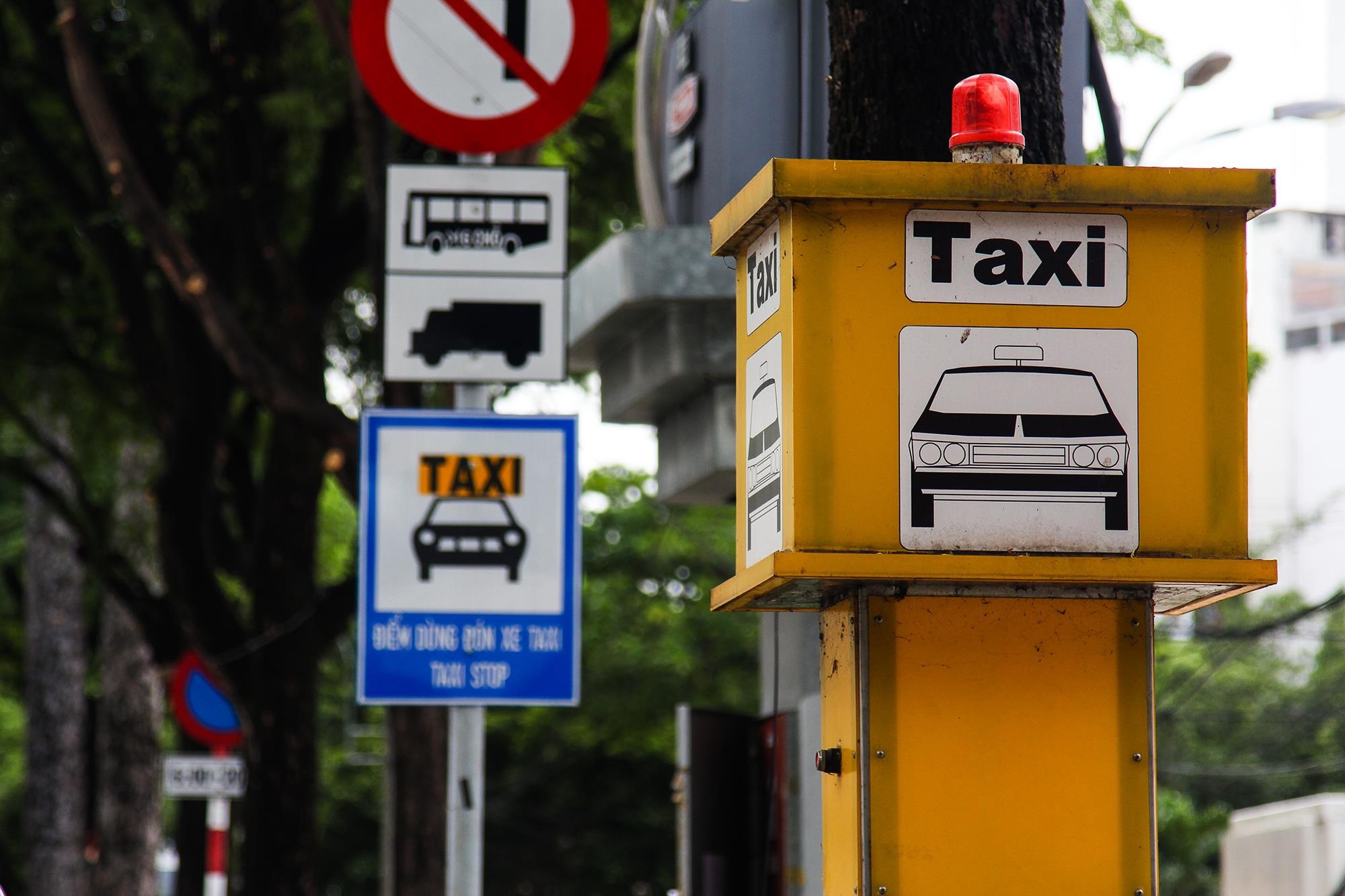 Mot so xe taxi o TP.HCM duoc hoat dong ho tro y te hinh anh