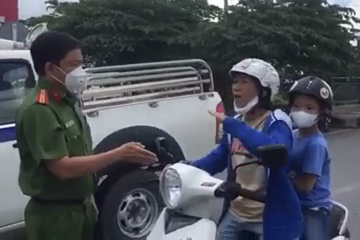 người phụ nữ la hét ở chốt kiểm soát ảnh 1 nguoi phu nu la het o chot kiem soat anh 1