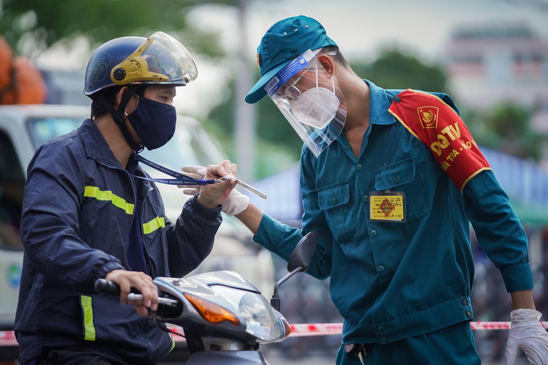 Nguoi di lam nhiem vu mang giay to gi khi ra duong o TP.HCM? hinh anh