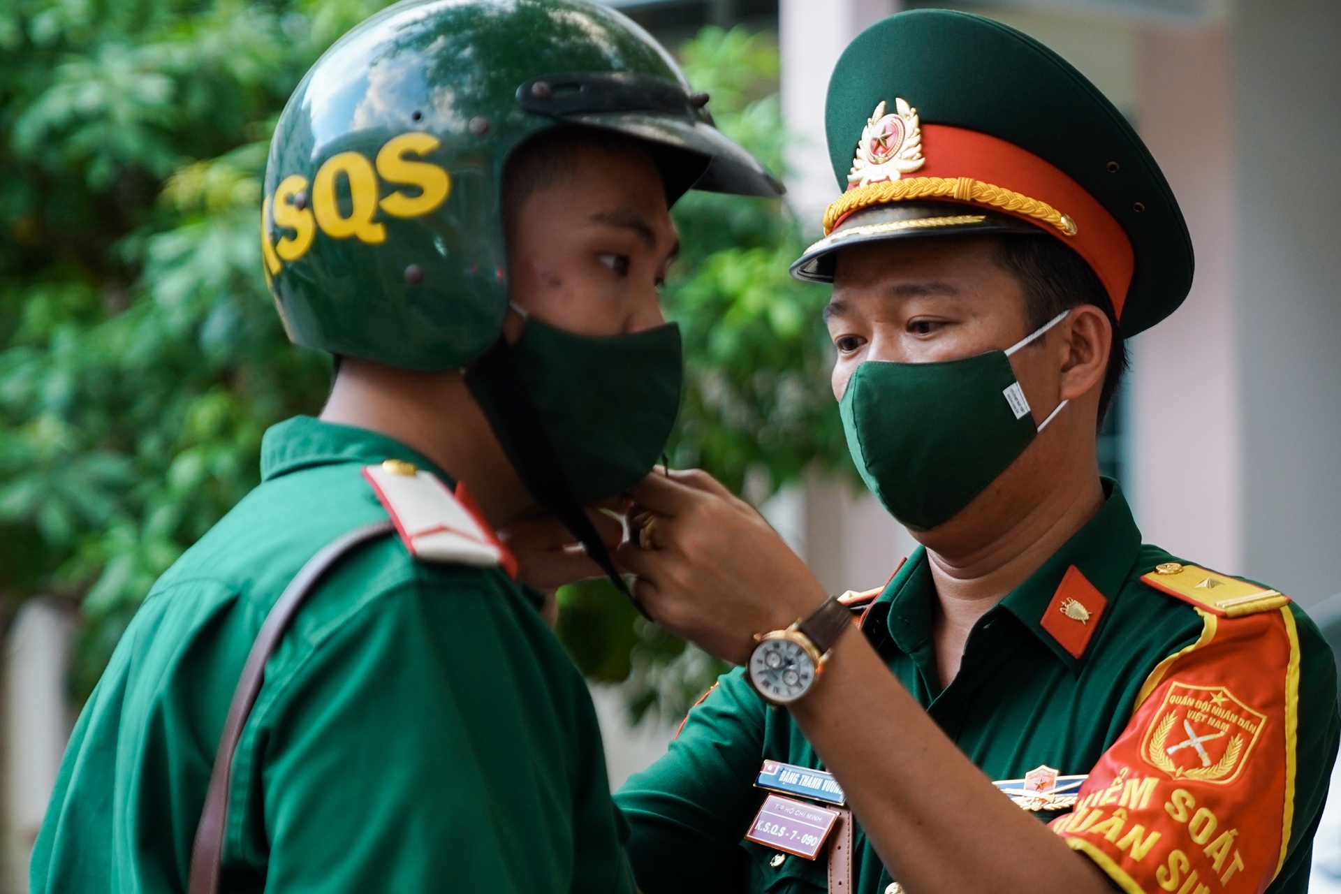 Cong chuc o TP.HCM khong mac dong phuc, deo the se bi phat hinh anh