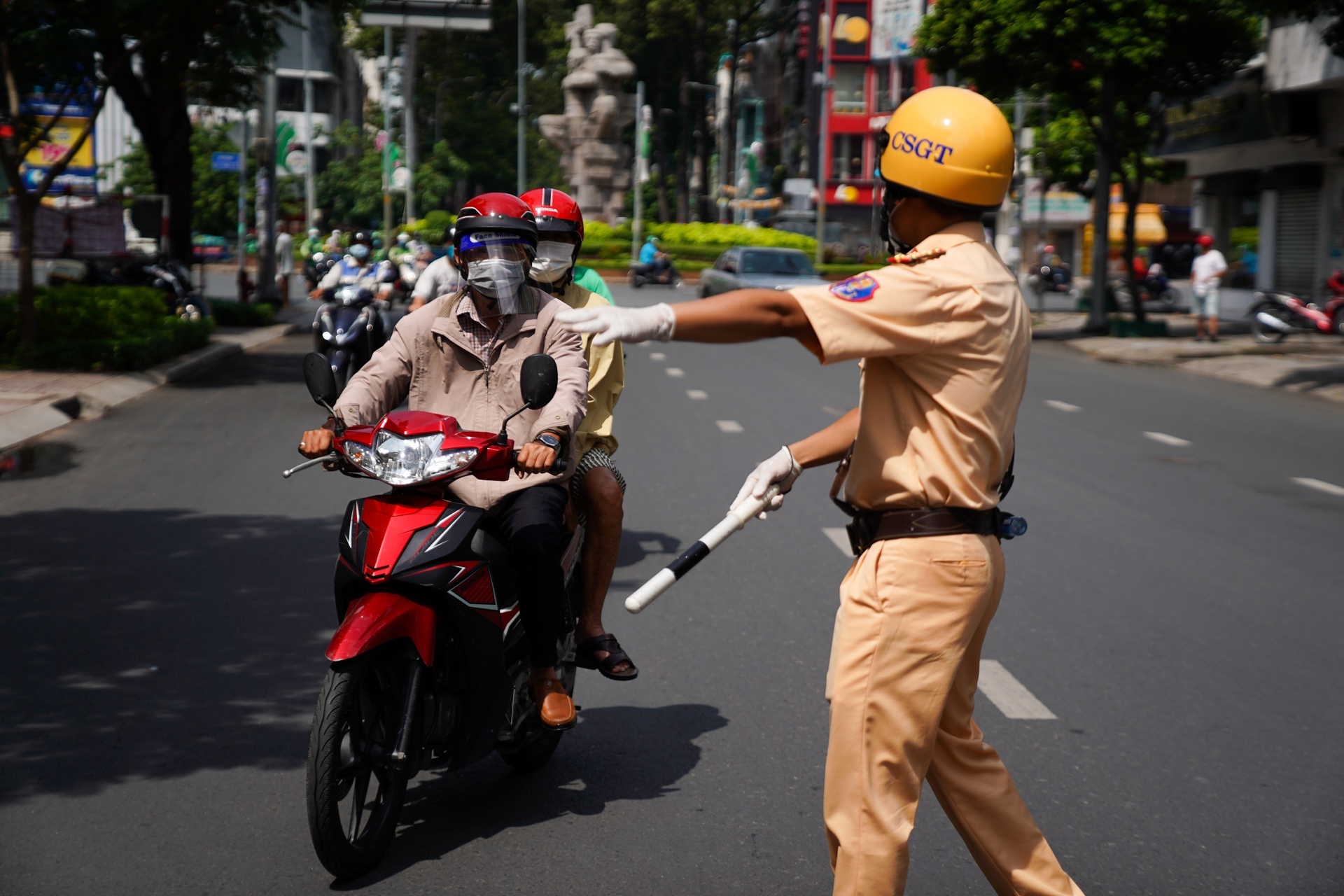 Quan Phu Nhuan phat hon 1, 4 ty dong nguoi khong tuan thu Chi thi 16 anh 1