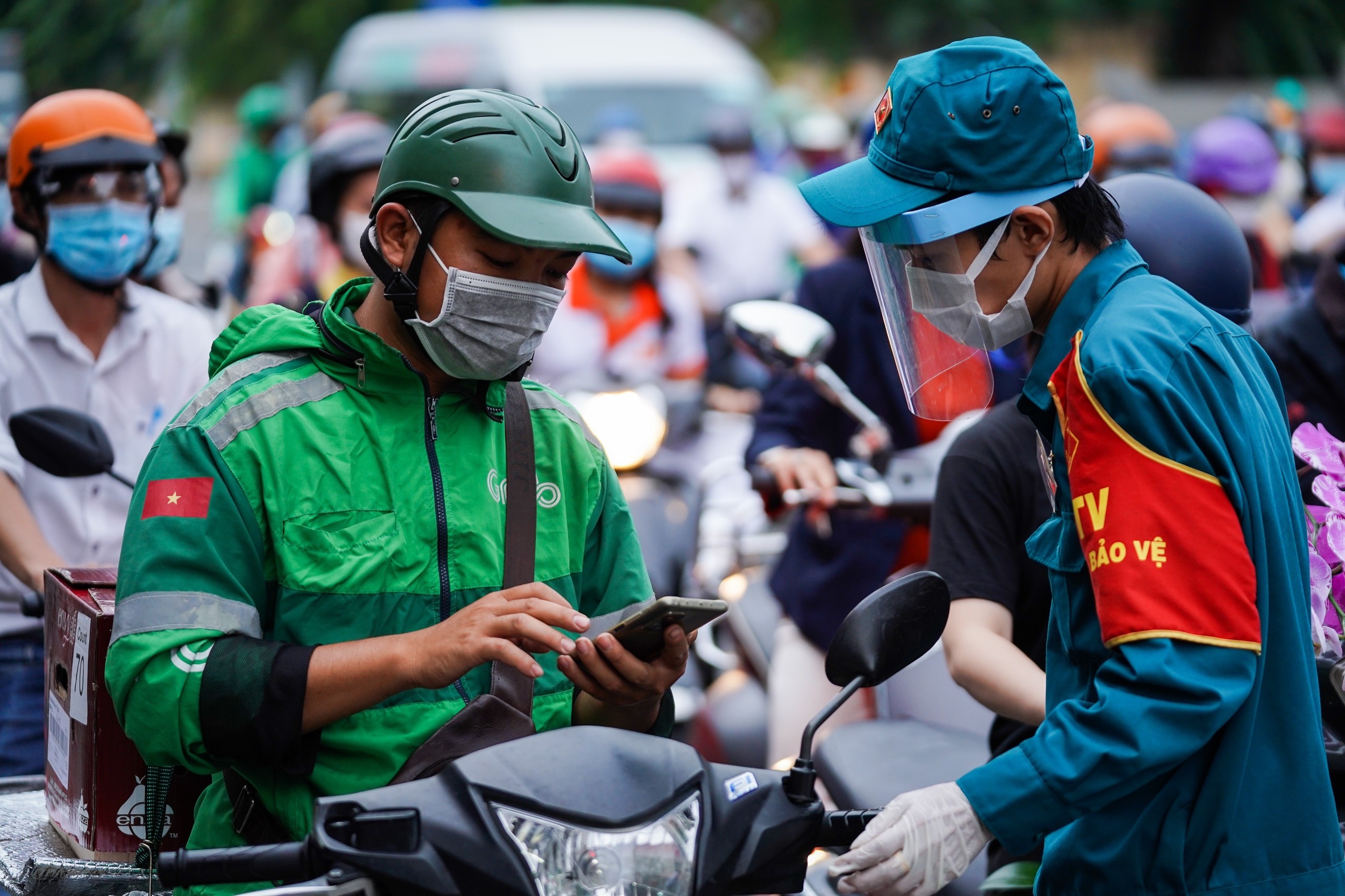 Nhieu nguoi rao ban the mao danh shipper cua Grab de ra duong hinh anh