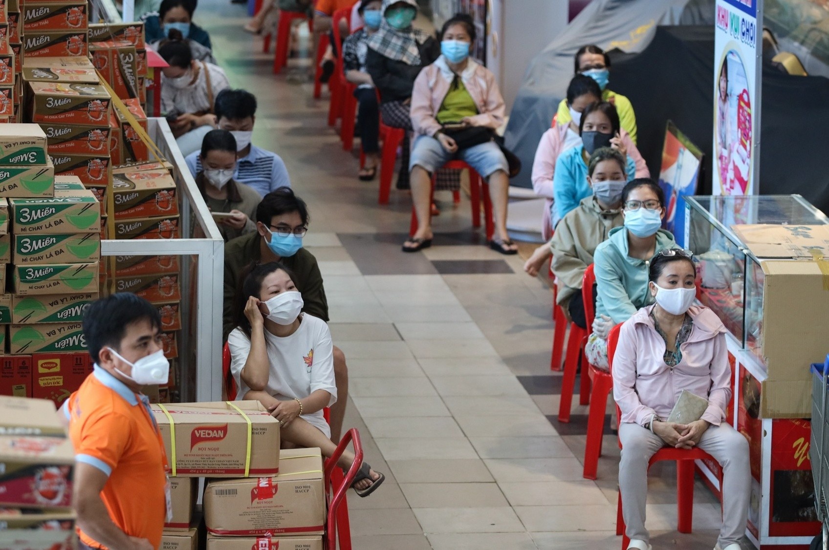 Vi sao nguoi dan TP.HCM gap kho khi mua hang theo phieu? hinh anh