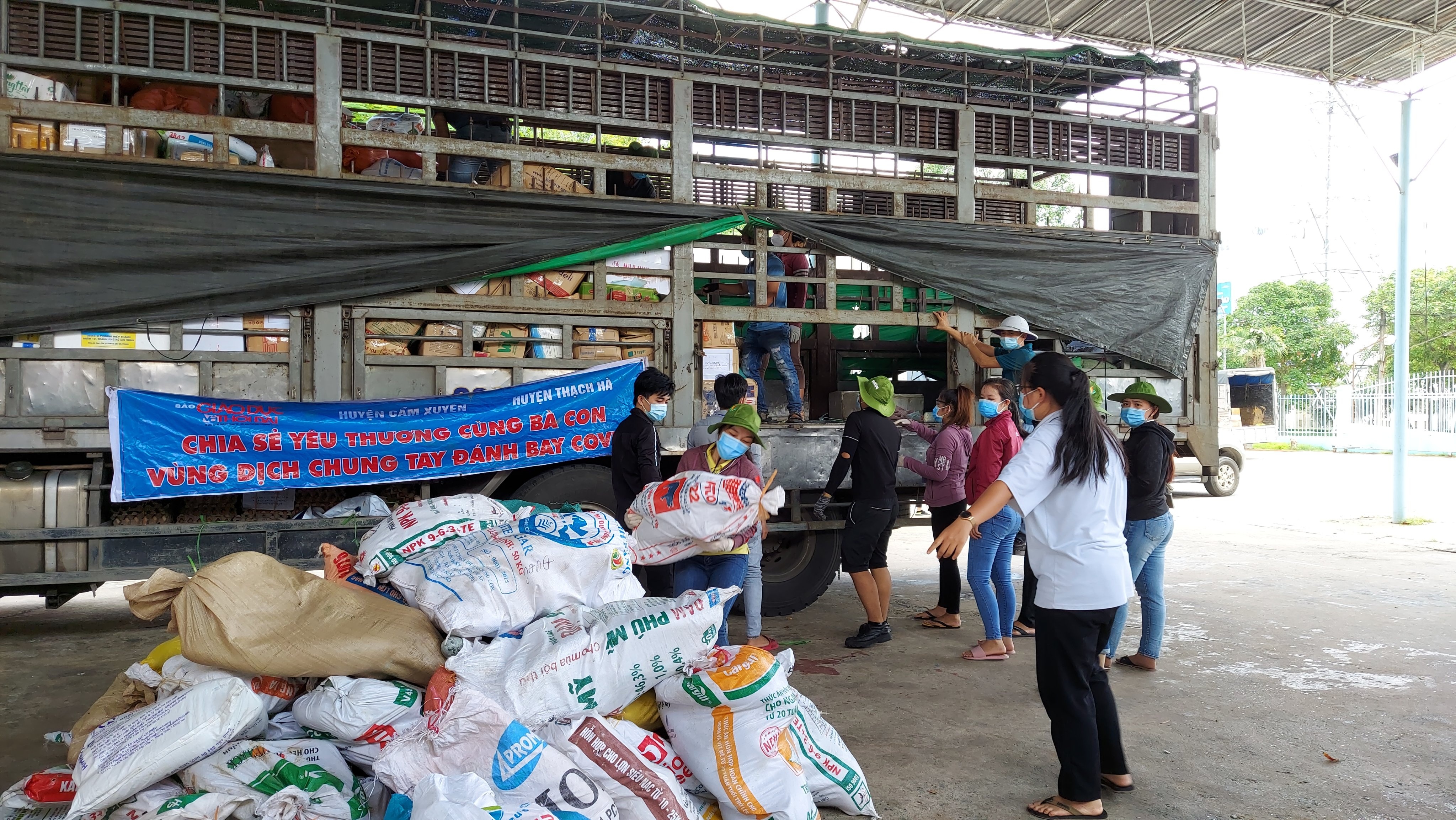Lap trung tam tiep nhan,  dua hang thiet yeu den nguoi dan TP.HCM anh 1