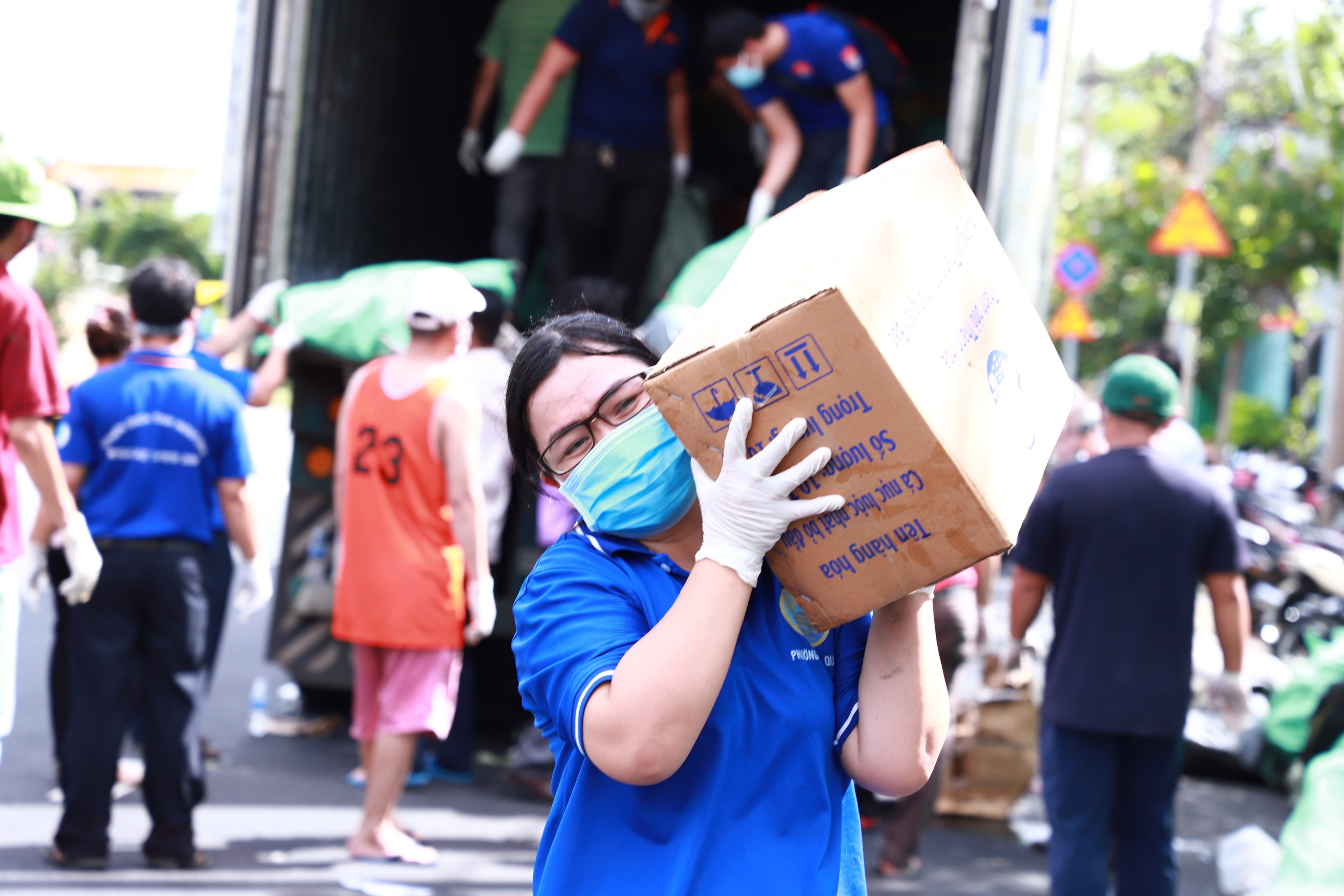 Lap trung tam tiep nhan, dua hang tai tro den nguoi dan TP.HCM hinh anh