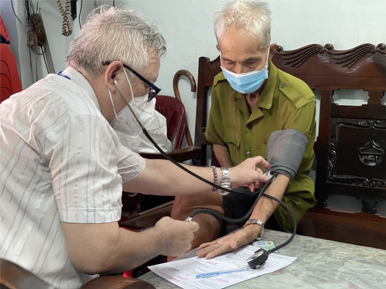 Quan Tan Binh, Tan Phu tiem vaccine tai nha cho nguoi gia hinh anh