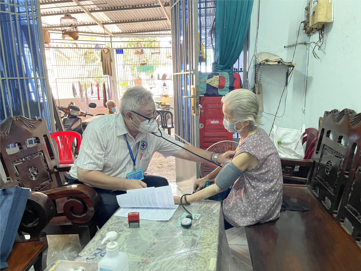 Quan Tan Binh,  Tan Phu tiem vaccine tai nha cho nguoi gia anh 1