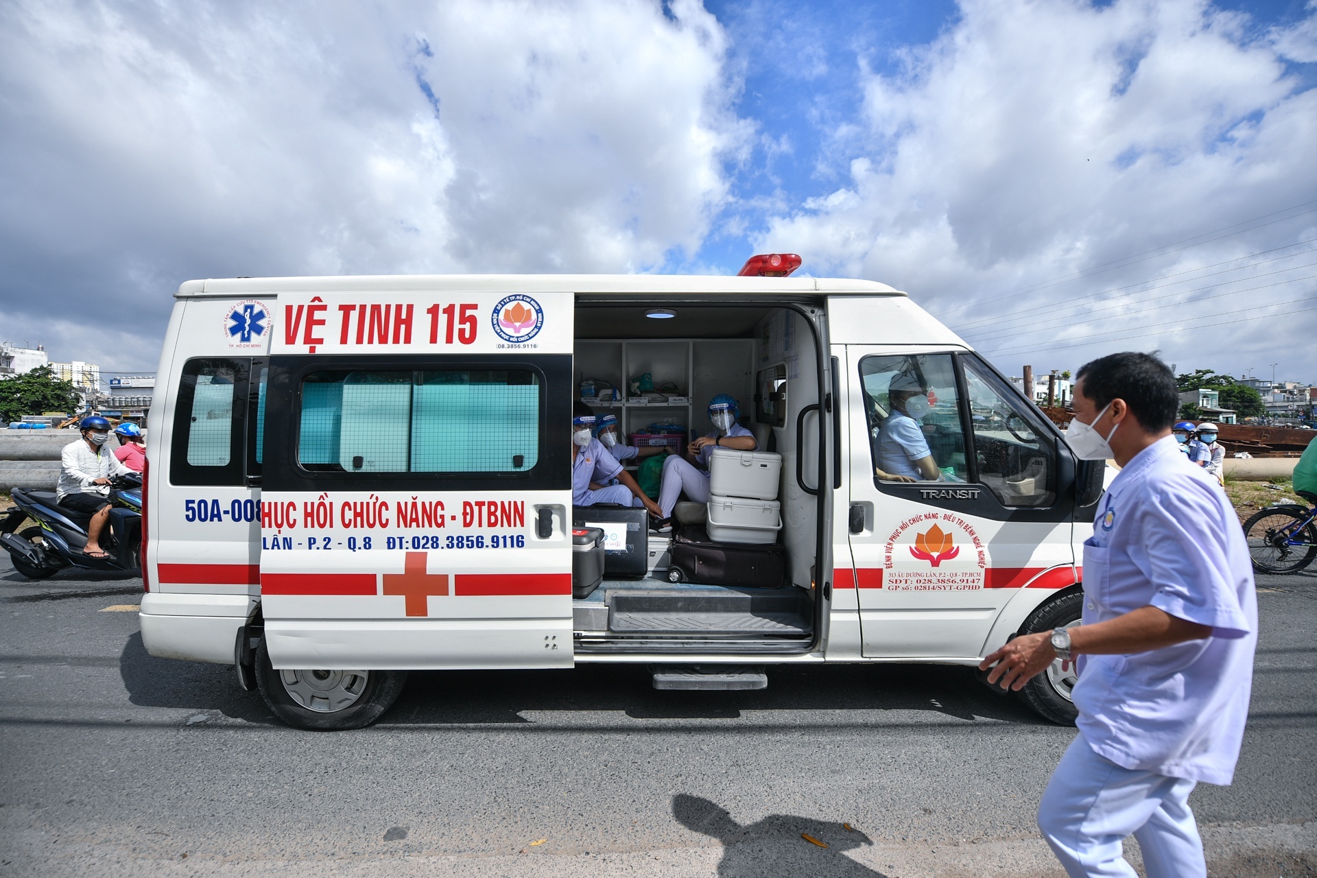Tu 20/8,  150 oto cho mien phi luc luong y,  bac si,  nguoi vua khoi benh Covid-19 di vao hoat dong. anh 1