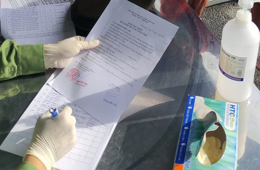 Dung giay xet nghiem Covid-19 gia de qua chot kiem soat hinh anh