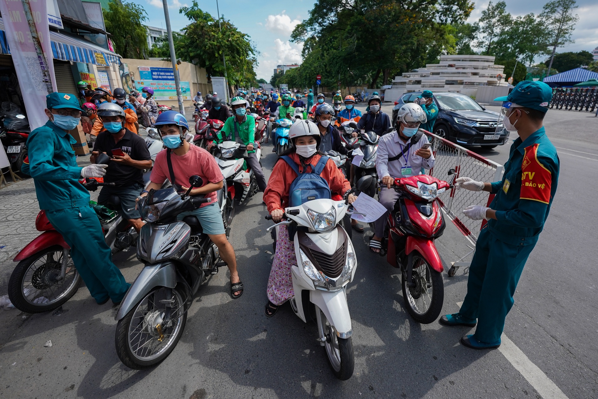 Duong pho TP.HCM dong duc xe co do ve cac sieu thi hinh anh