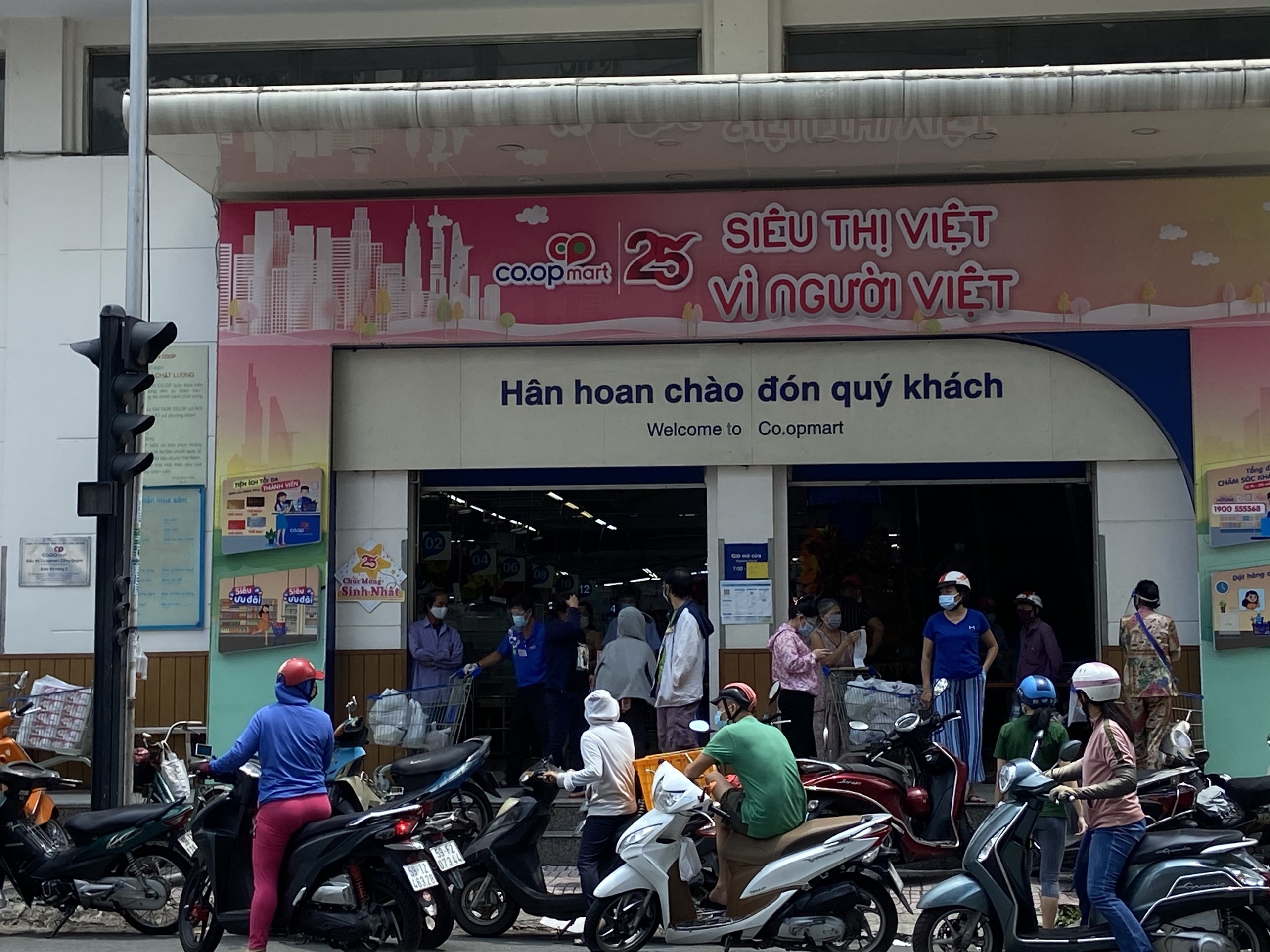 TP.HCM nuom nuop xe do ve cac sieu thi anh 2