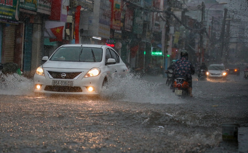 TP.HCM mua toi troi anh 2