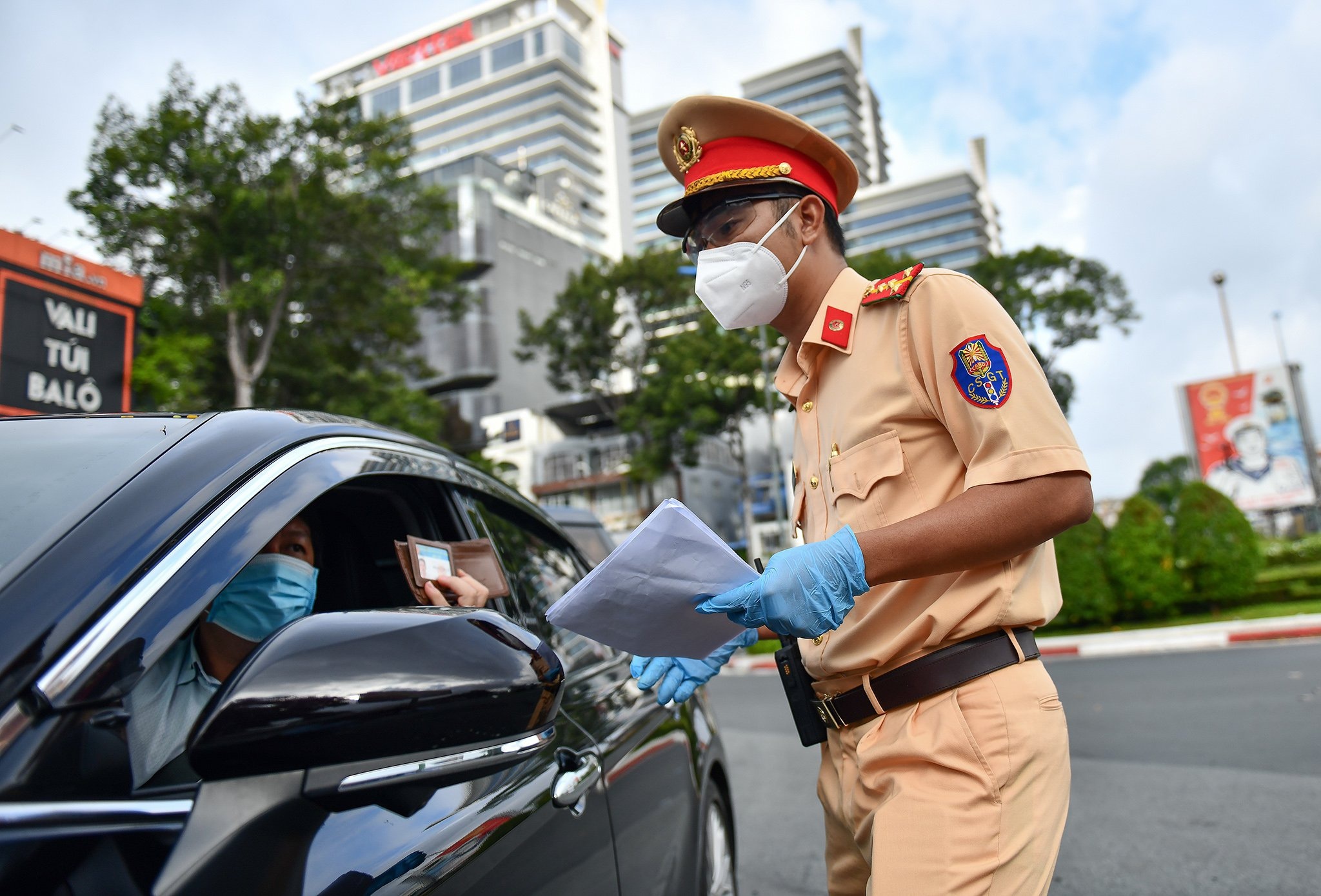TP.HCM cho phep xe dua ruoc nguoi di nuoc ngoai ra san bay hinh anh
