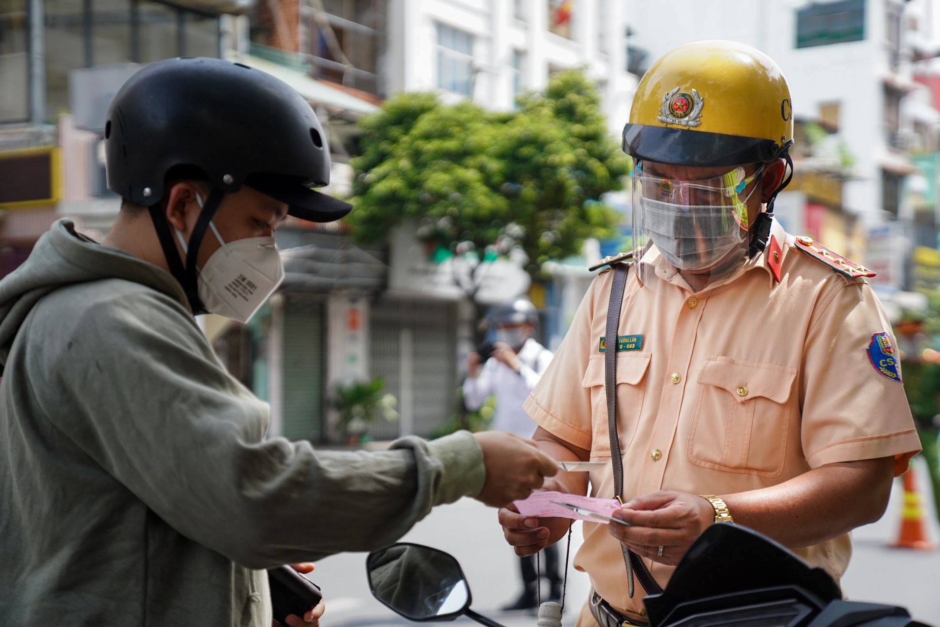 Co quan bao chi gap kho khan vi bi han che giay di duong anh 1