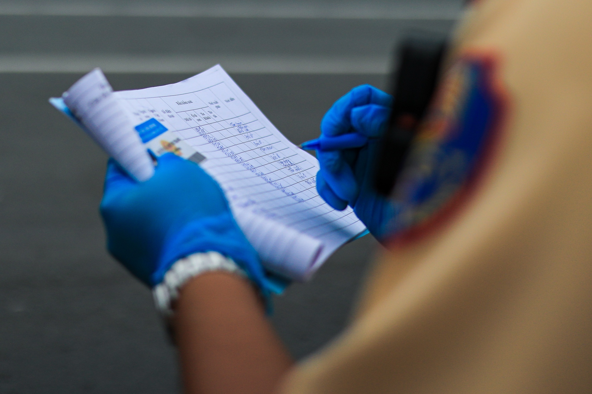 Vi sao Cong an TP.HCM cat giam luong lon yeu cau giay di duong? anh 1