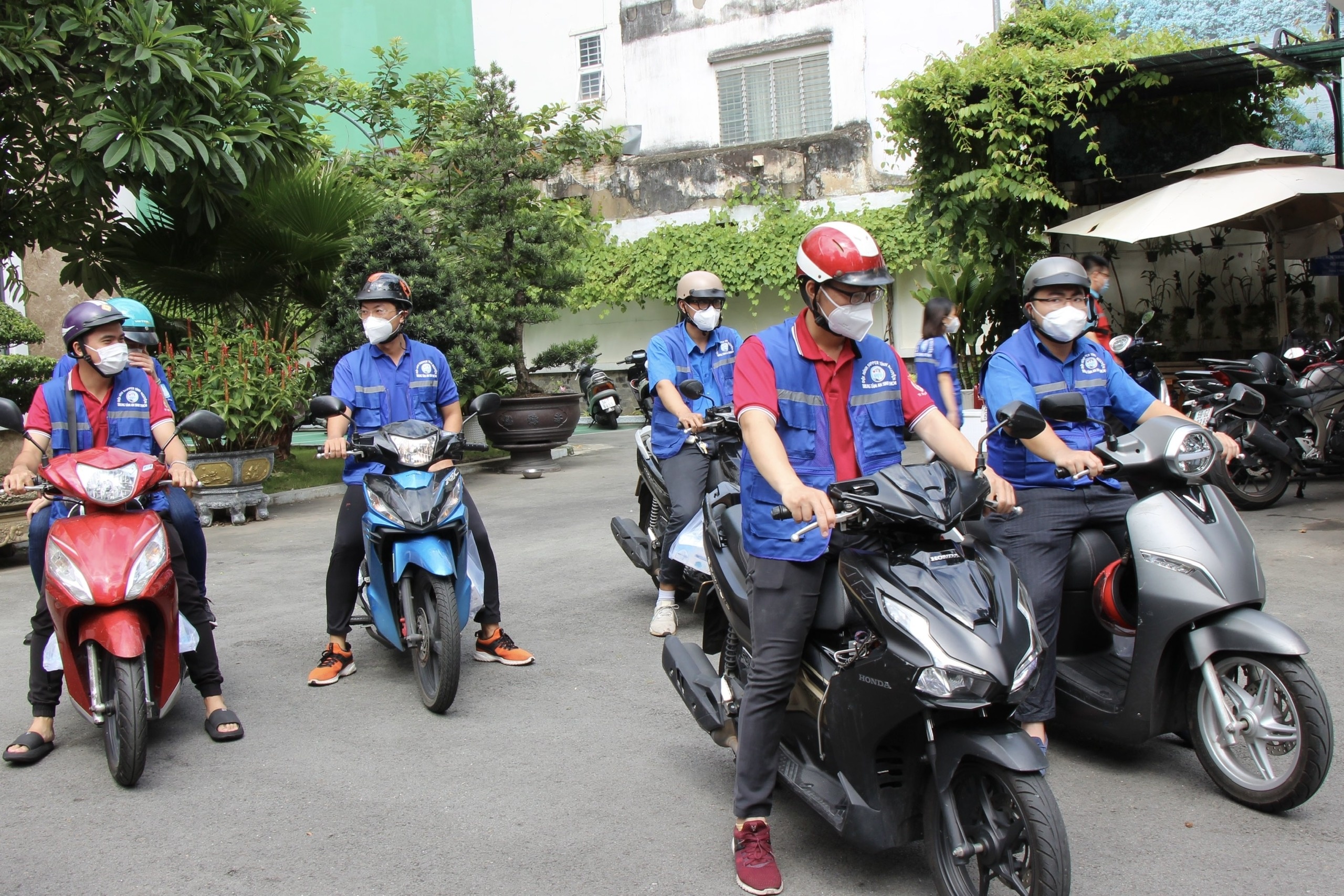 TP.HCM ra mat doi 'shipper' tinh nguyen anh 1