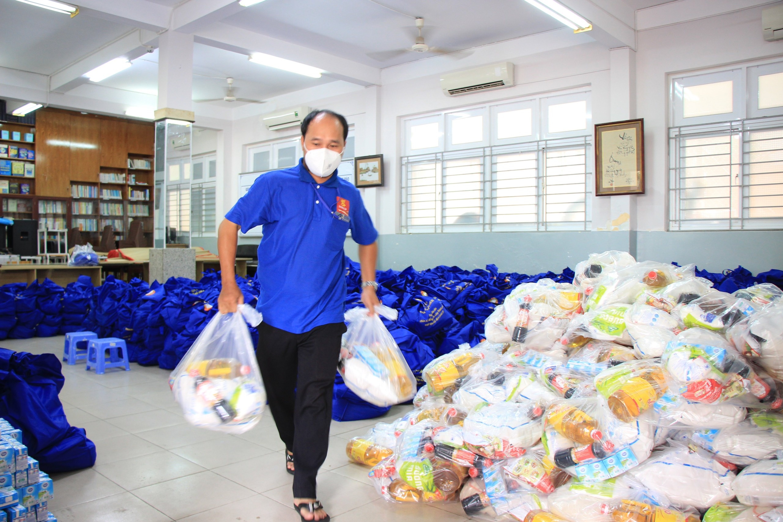 TP.HCM ra mat doi 'shipper' tinh nguyen anh 2