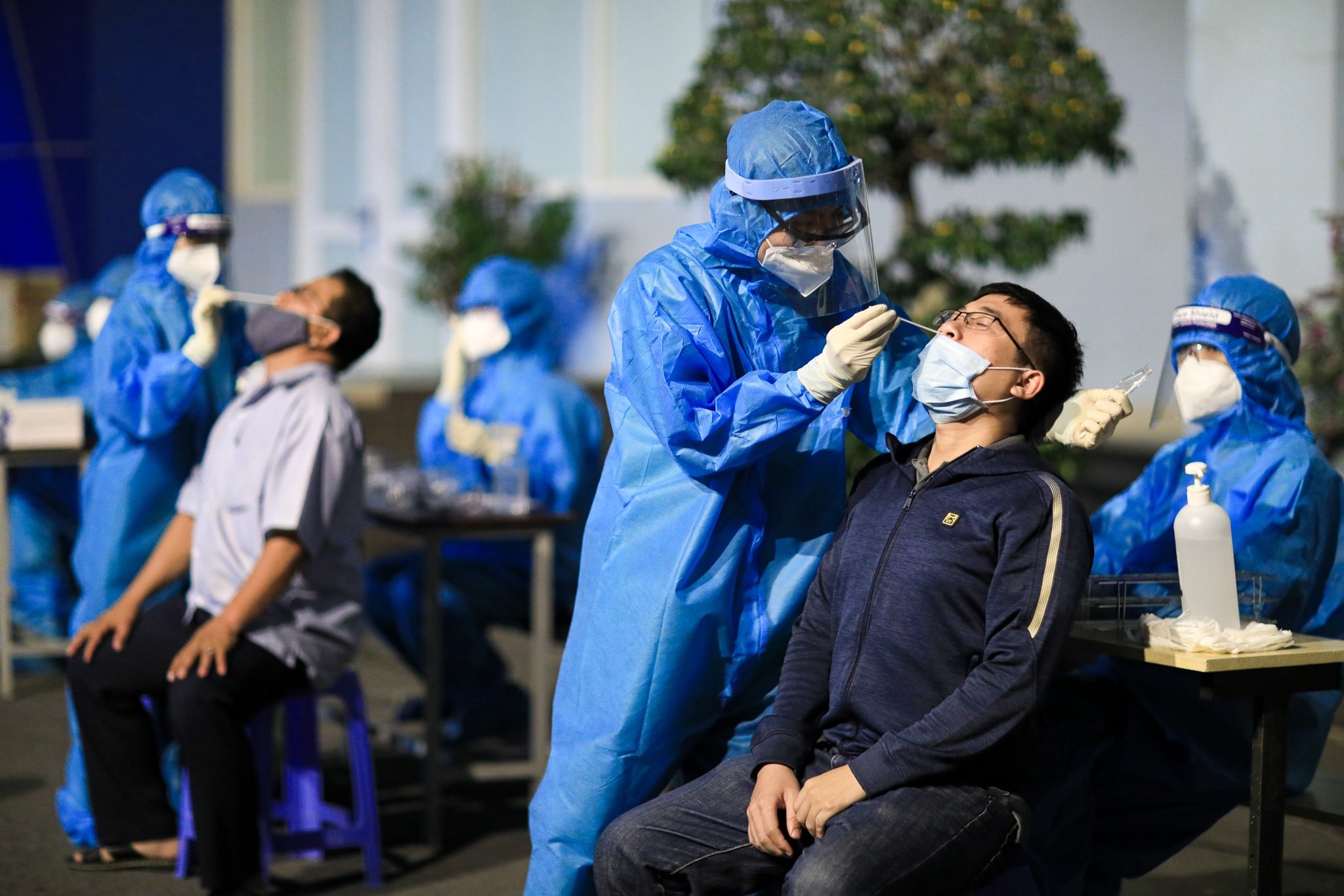 Shipper co the di cho ho cho nguoi dan 'vung xanh' o TP.HCM anh 2