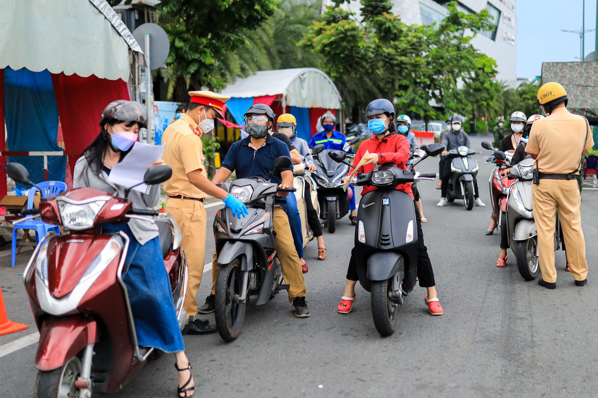 Nguoi dan co duoc roi TP.HCM tu 1/10? anh 1