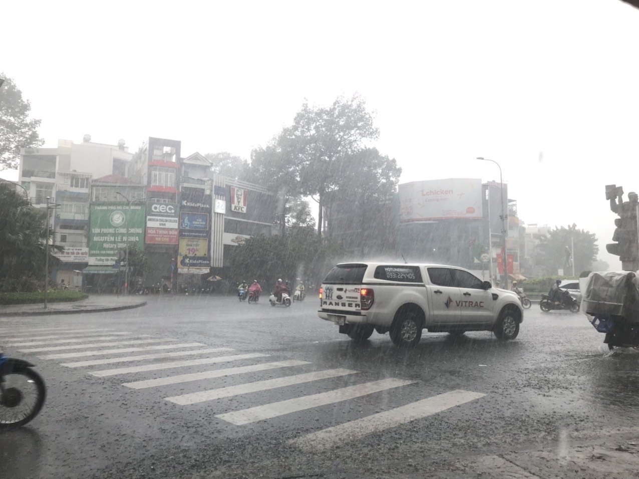 TP.HCM mua lon anh 1