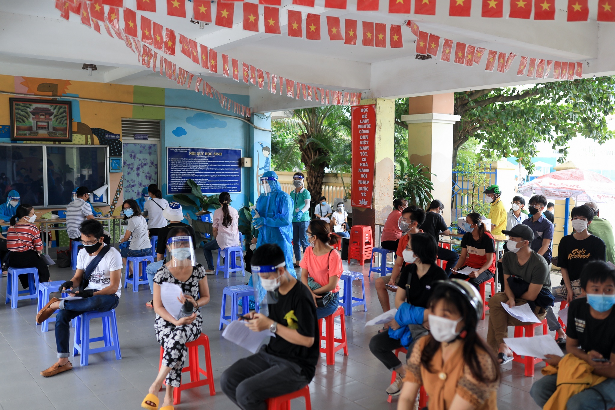 TP.HCM lap chien dich cao diem tiem vaccine den 15/9 anh 1