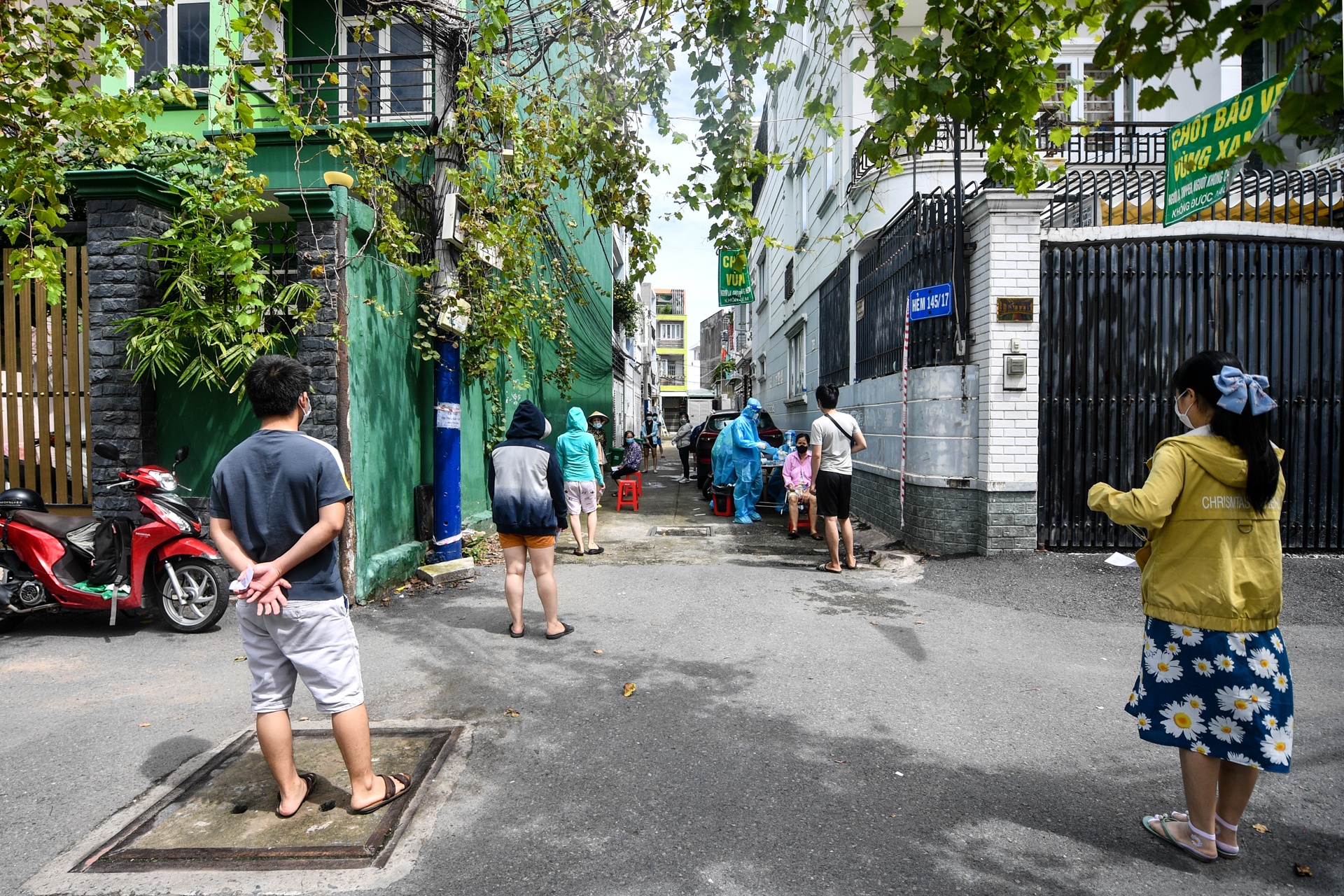 34 phuong o TP Thu Duc ngung tiem vaccine,  'than toc' xet nghiem anh 1