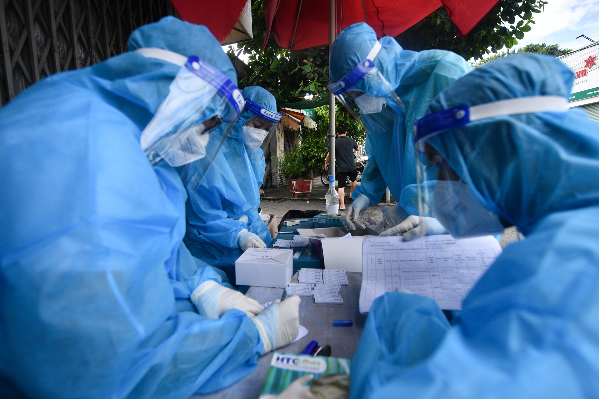 34 phuong o TP Thu Duc ngung tiem vaccine,  'than toc' xet nghiem anh 8