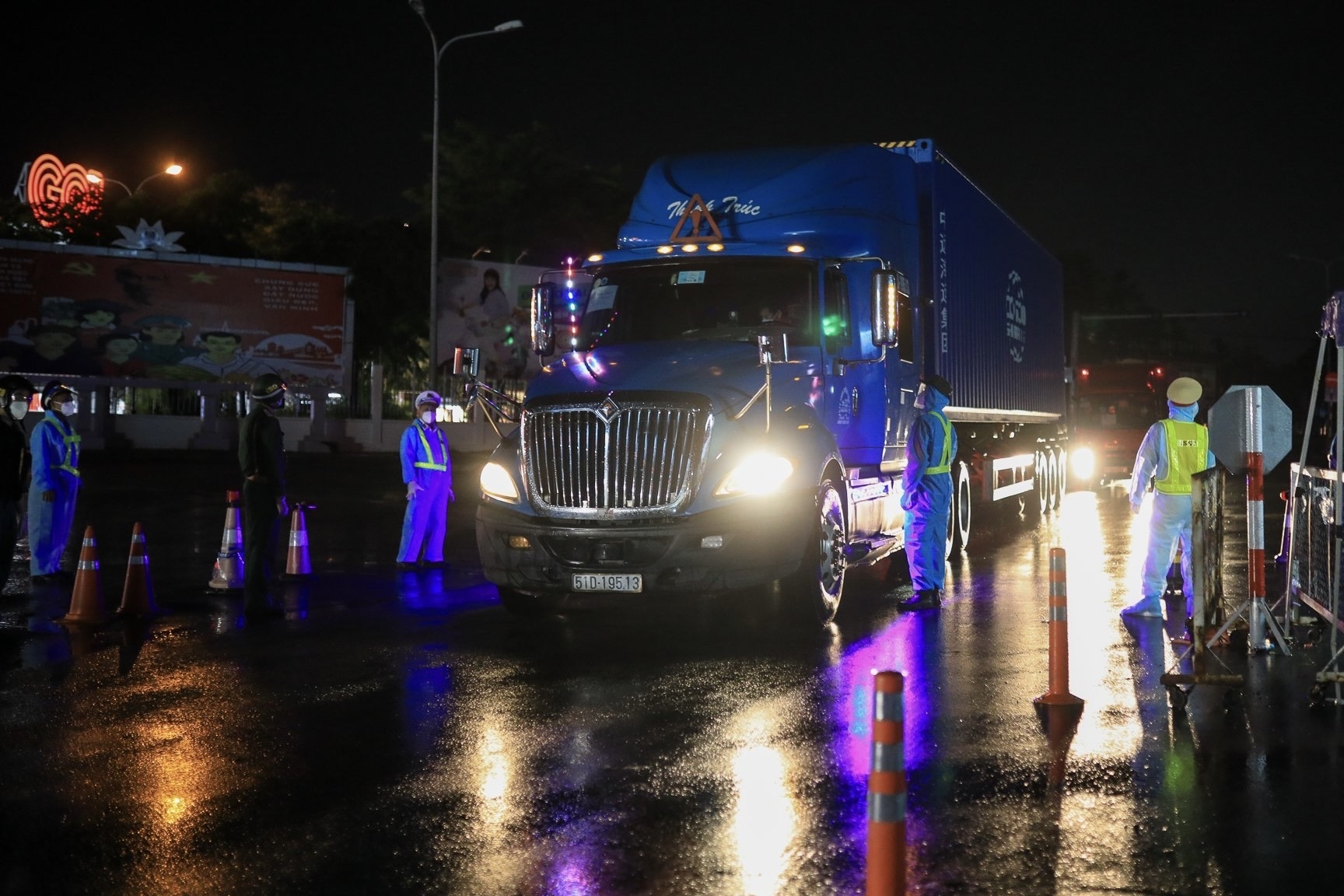 CSGT TP.HCM liên tiếp phát hiện xe 'luồng xanh' chở thuốc lá lậu  ảnh 1 CSGT TP.HCM lien tiep phat hien xe 'luong xanh' cho thuoc la lau anh 1