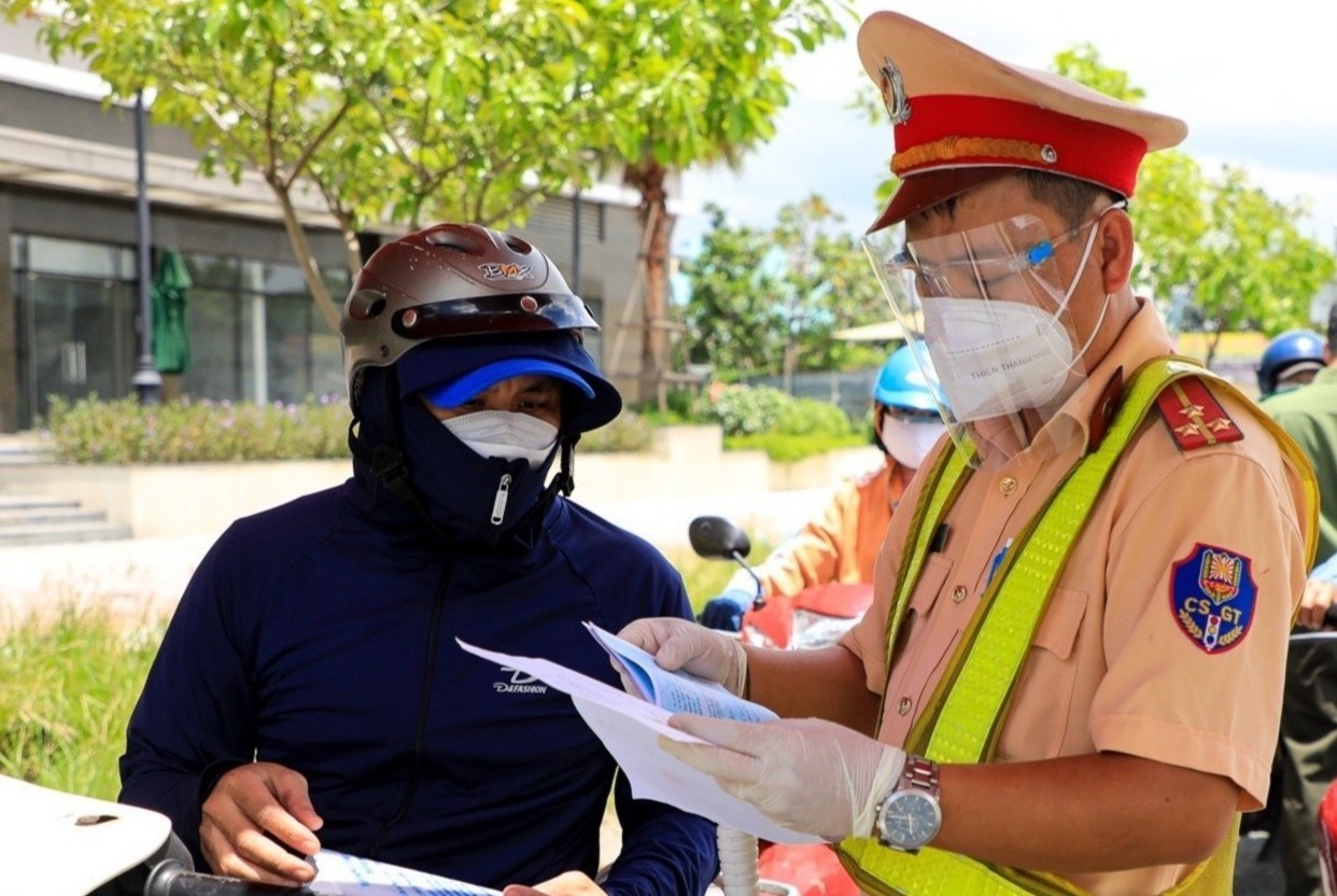 Cong an TP.HCM quy dinh dieu kien chi tiet doi voi nguoi ra duong hinh anh