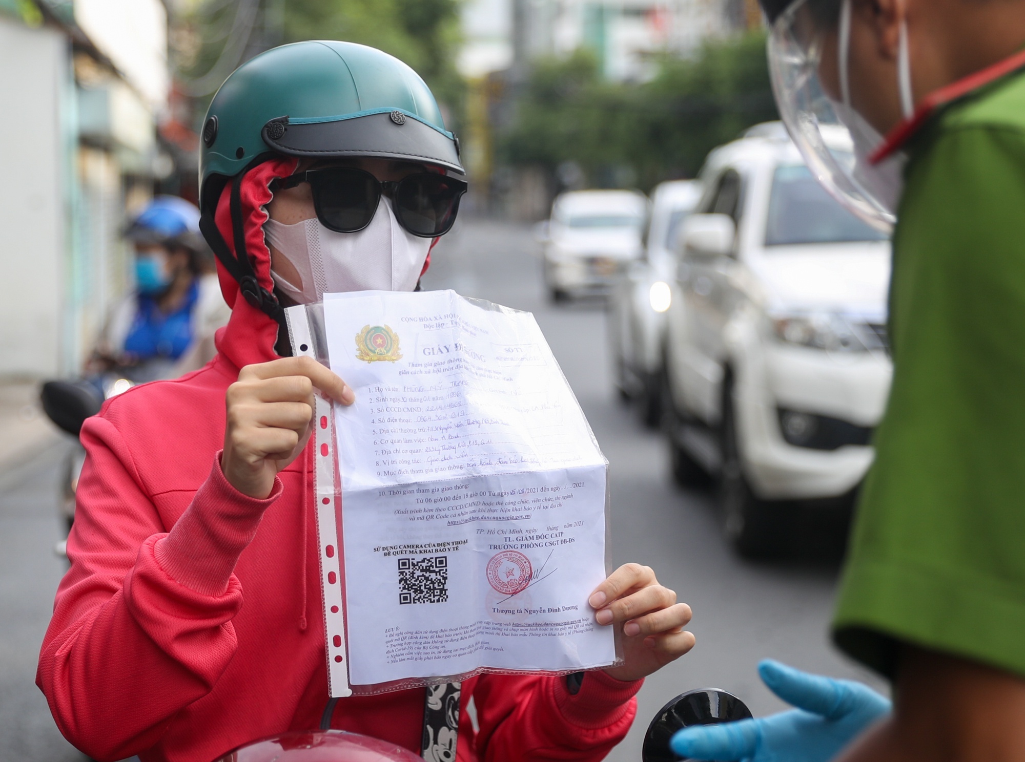 Cong an TP.HCM quy dinh dieu kien chi tiet doi voi nguoi ra duong anh 2