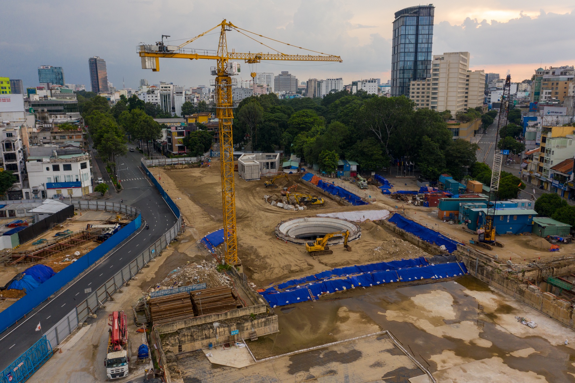 Thu truong Bo xay dung thi sat cong truong metro so 1 anh 3