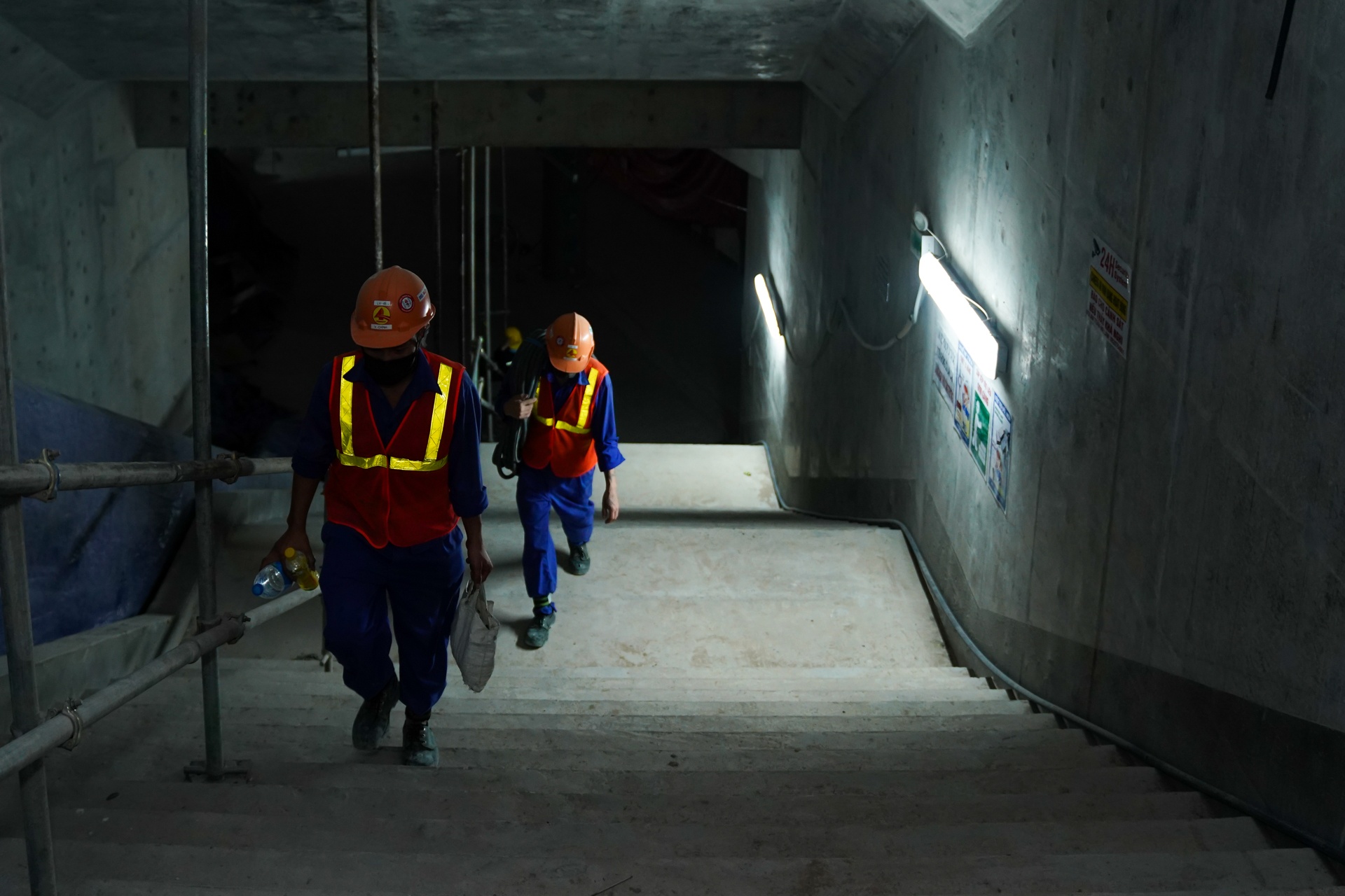 Thu truong Bo xay dung thi sat cong truong metro so 1 anh 5