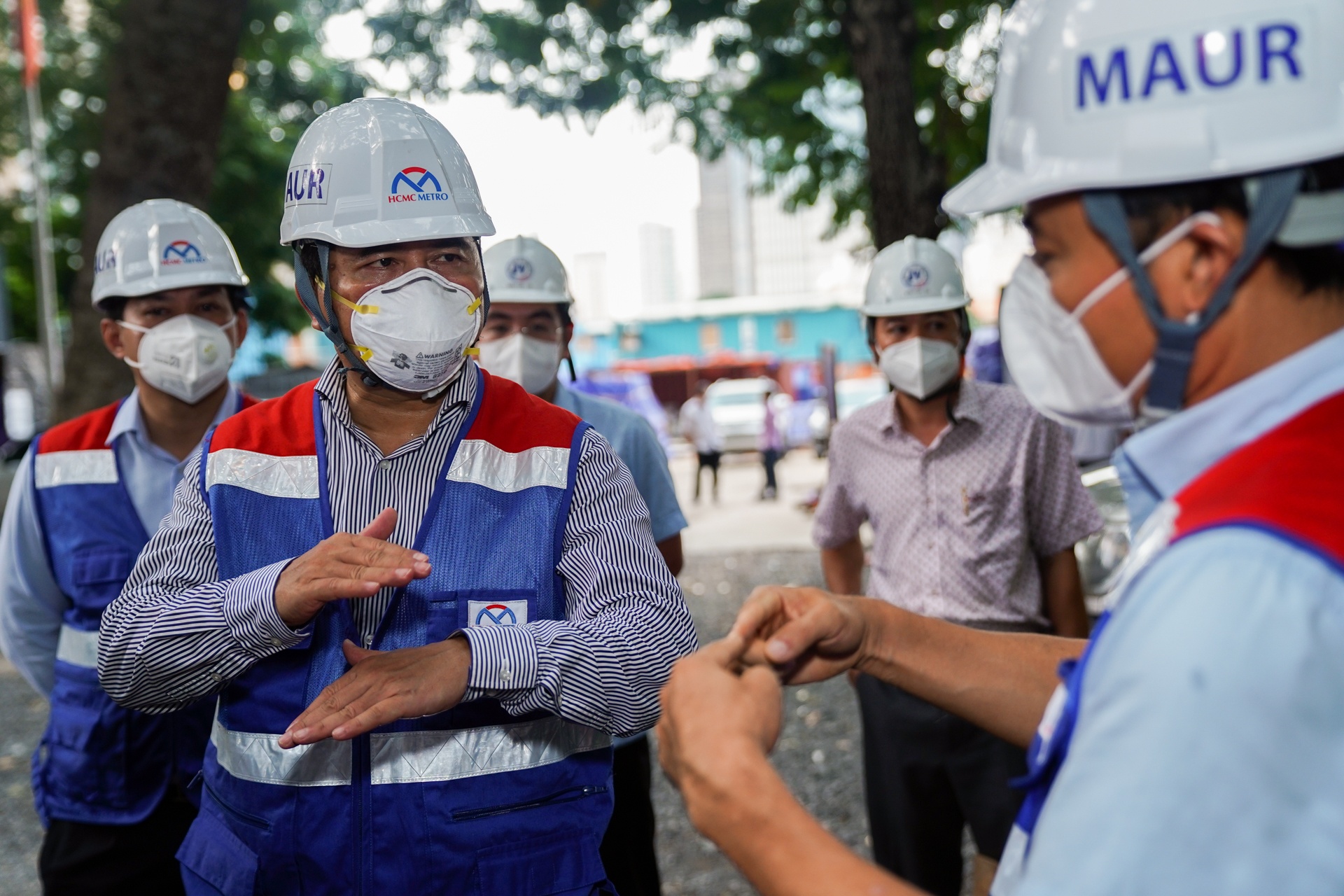 Thu truong Bo xay dung thi sat cong truong metro so 1 anh 2