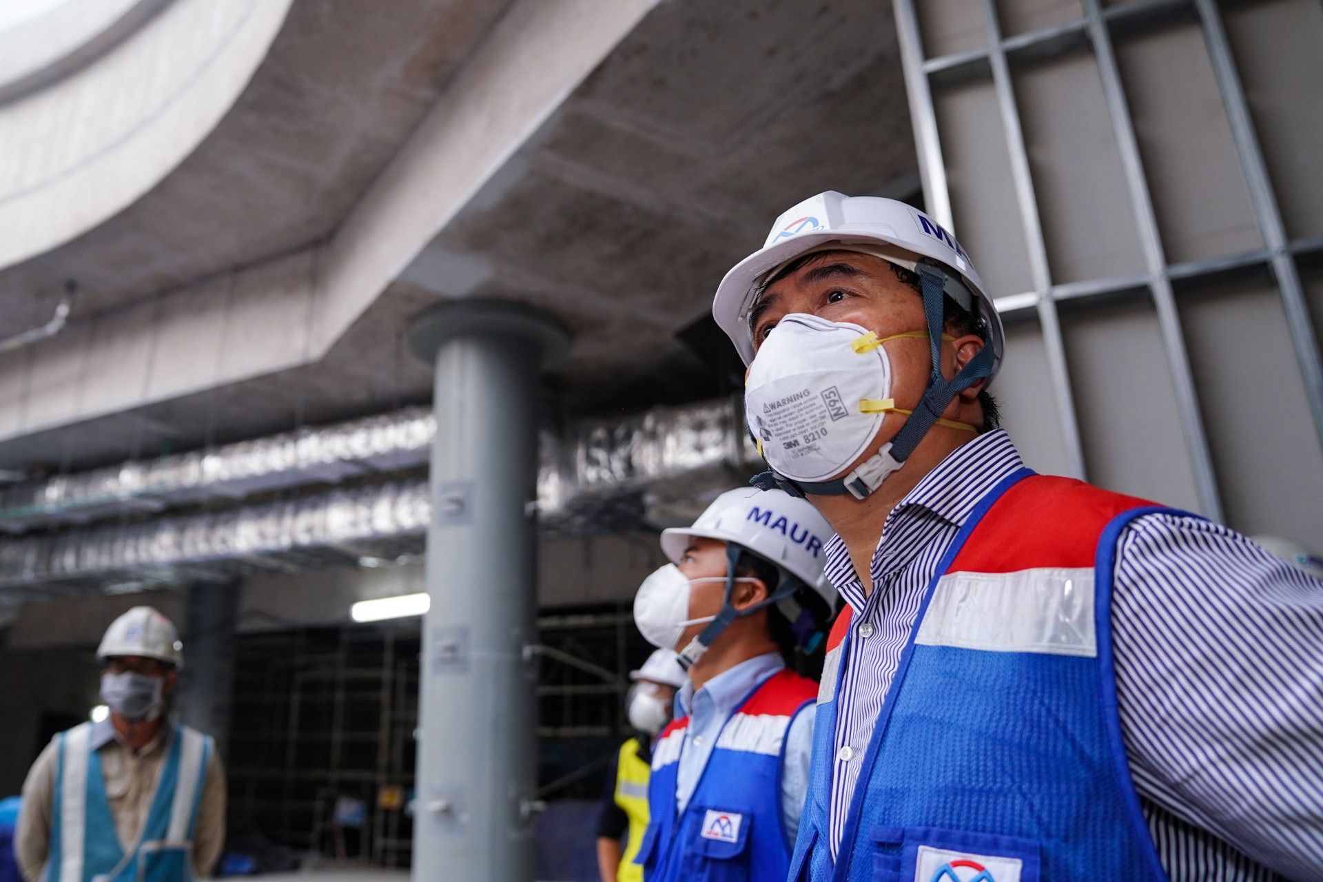 Thu truong Bo xay dung thi sat cong truong metro so 1 anh 8