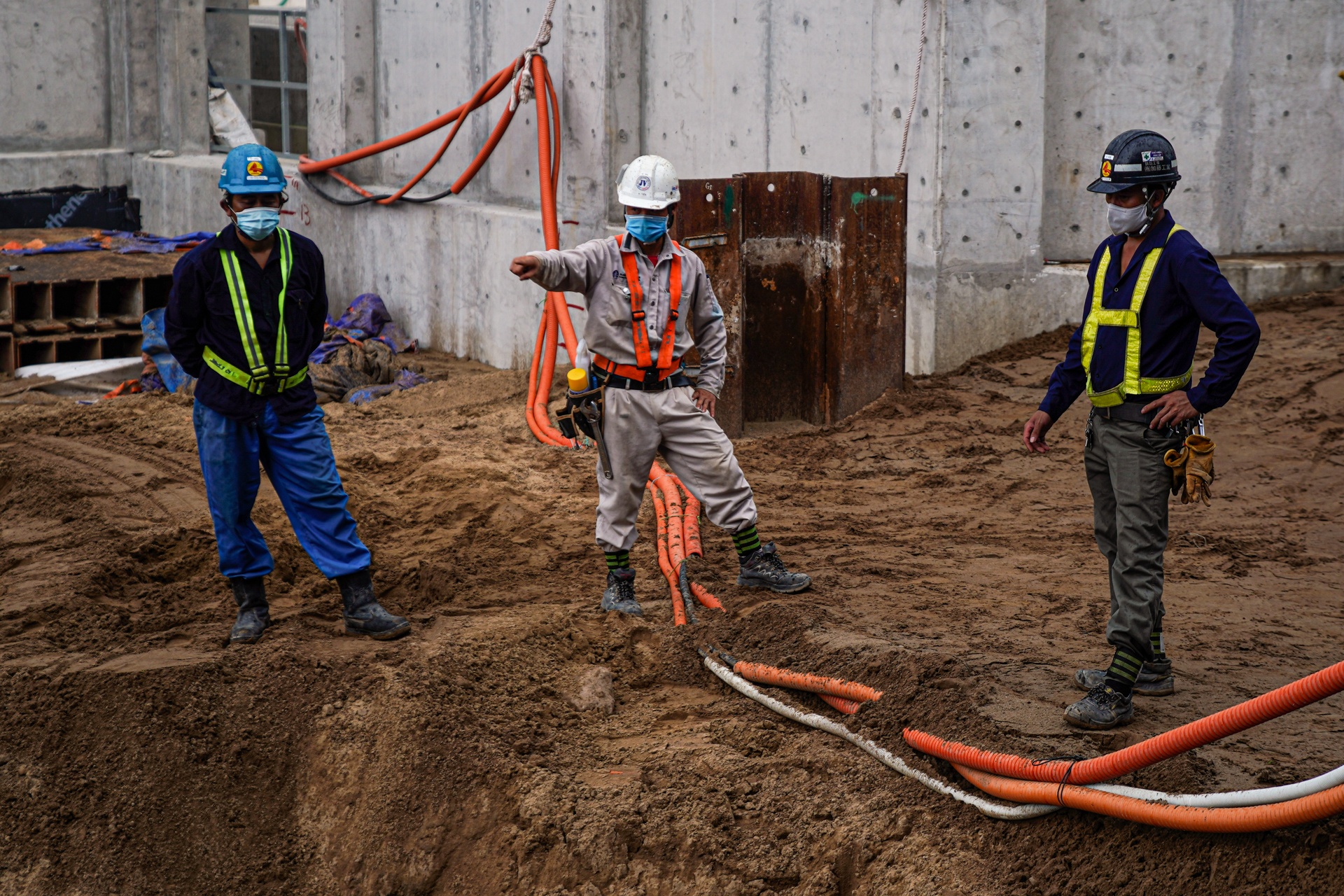 Thu truong Bo xay dung thi sat cong truong metro so 1 anh 4