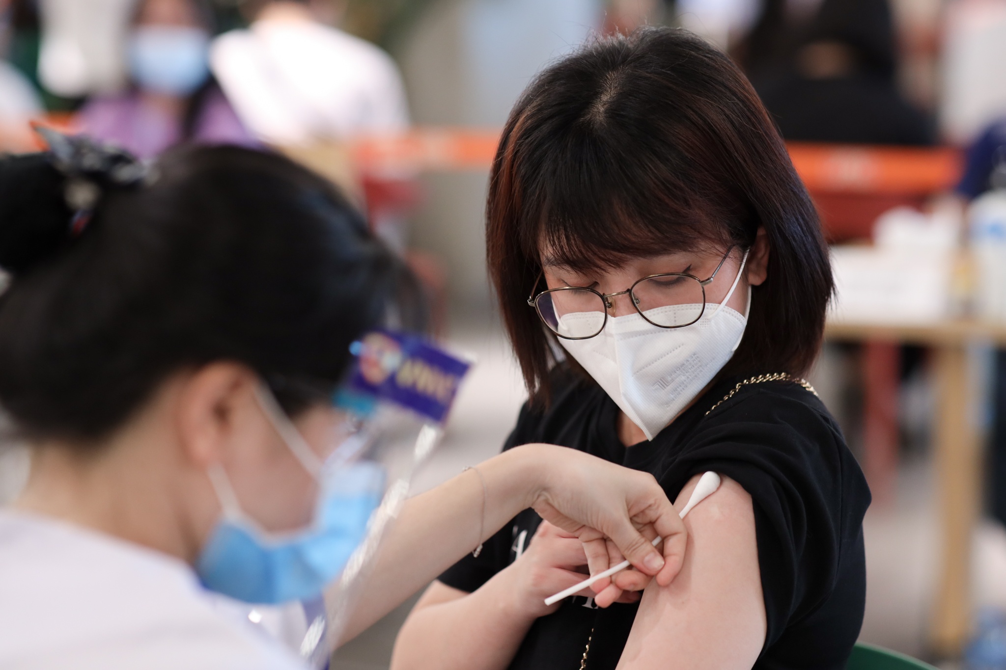 Nua trieu nguoi o TP.HCM chua tiem vaccine mui 1 hinh anh