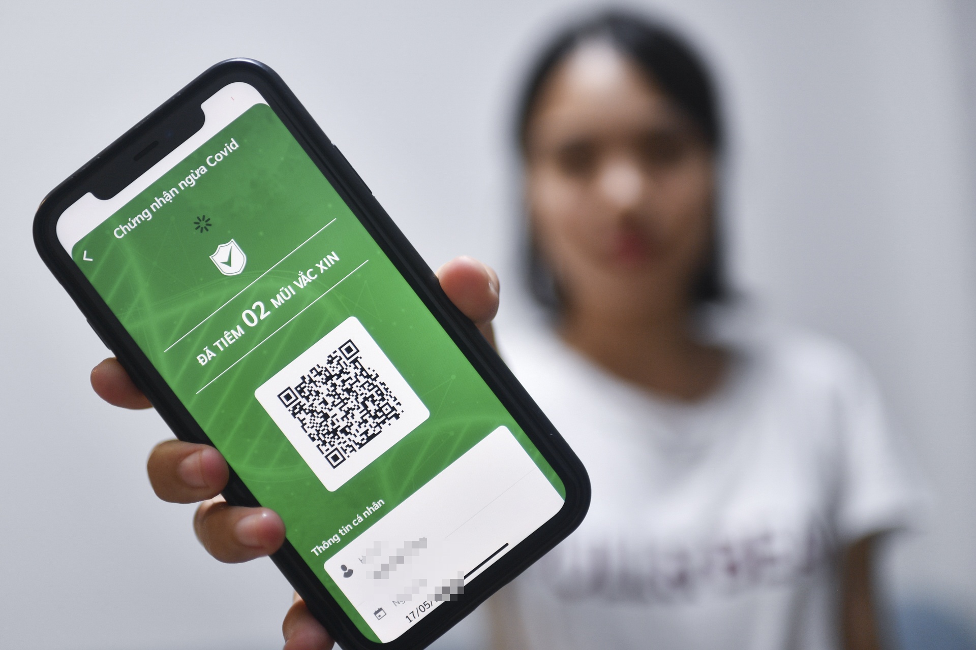 TP.HCM huong dan dung the xanh Covid-19 trong cho, sieu thi hinh anh