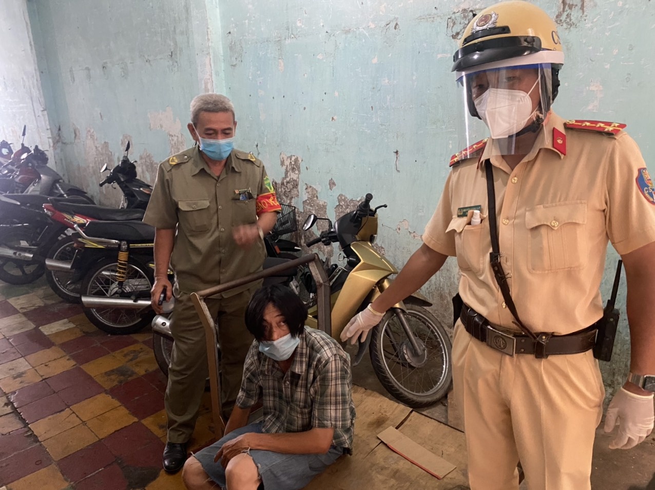 CSGT TP.HCM truy duoi ke cuop giat o quan 3 hinh anh