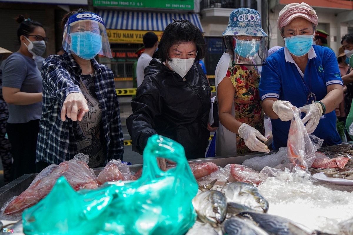 167 cho truyen thong o TP.HCM da mo lai anh 2