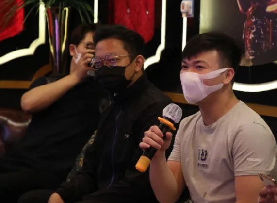 Nguyen nhan TP.HCM tam ngung dich vu karaoke, massage hinh anh