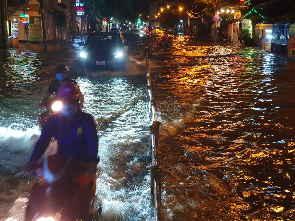 Nhieu tuyen duong o TP.HCM ngap sau do mua lon hinh anh