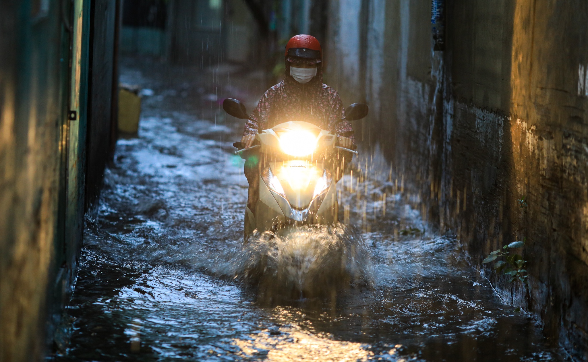 TP.HCM tiep tuc co mua lon va trieu cuong, nhieu noi nguy co ngap hinh anh