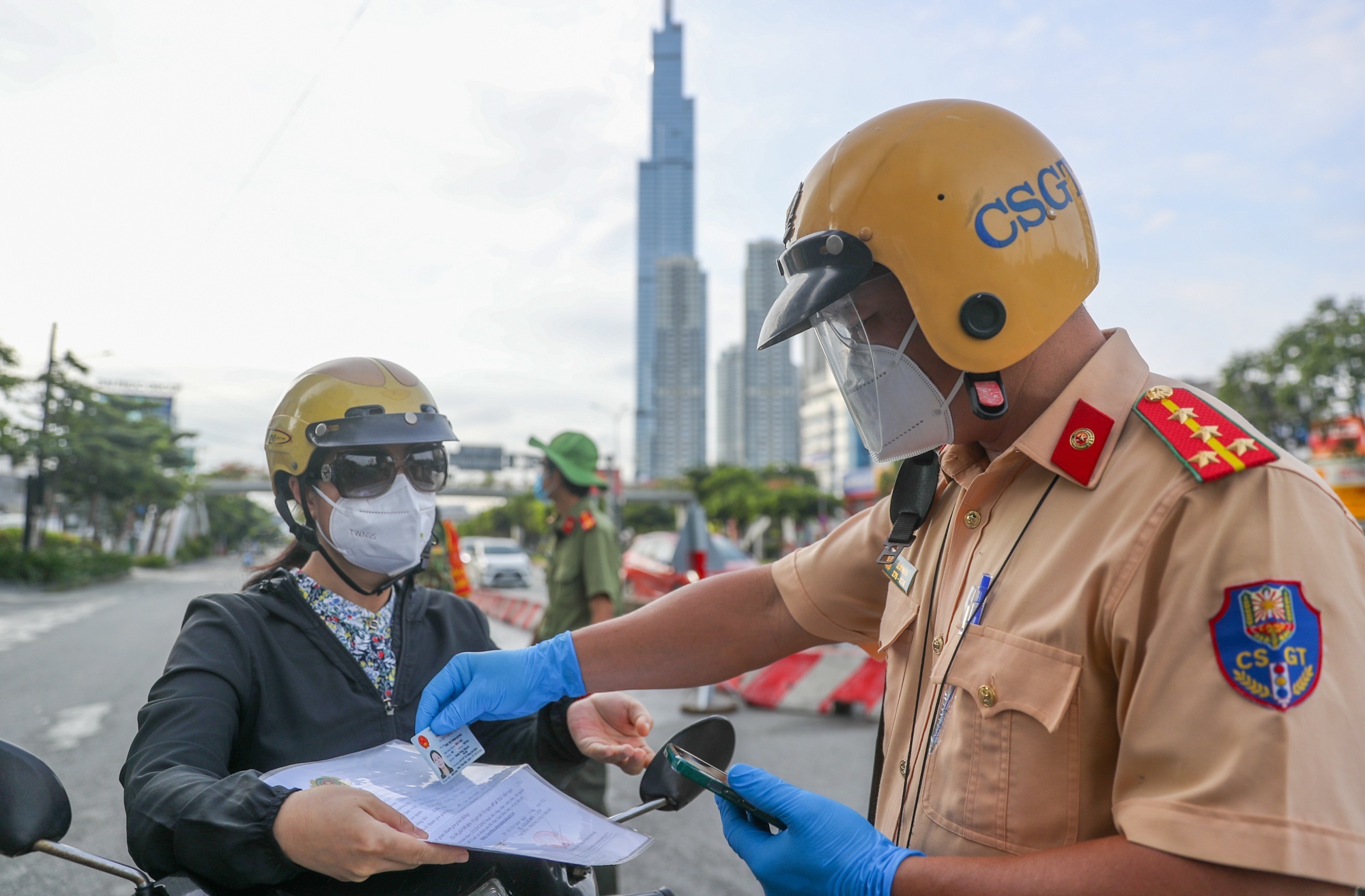 TP.HCM, Ha Noi khong yeu cau xet nghiem nguoi o noi khac vao dia ban hinh anh
