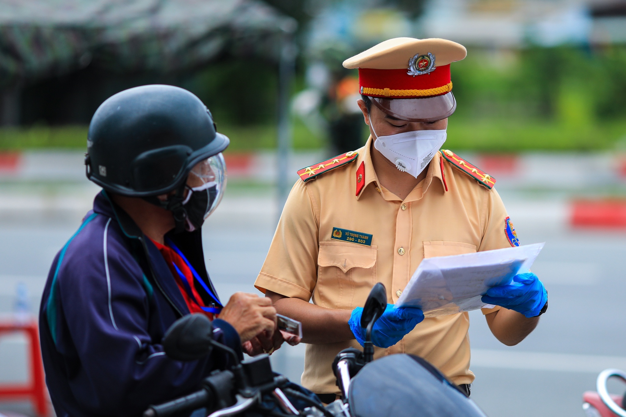 Gan 600 nguoi o TP.HCM vi pham nong do con sau 2 tuan thi diem hinh anh
