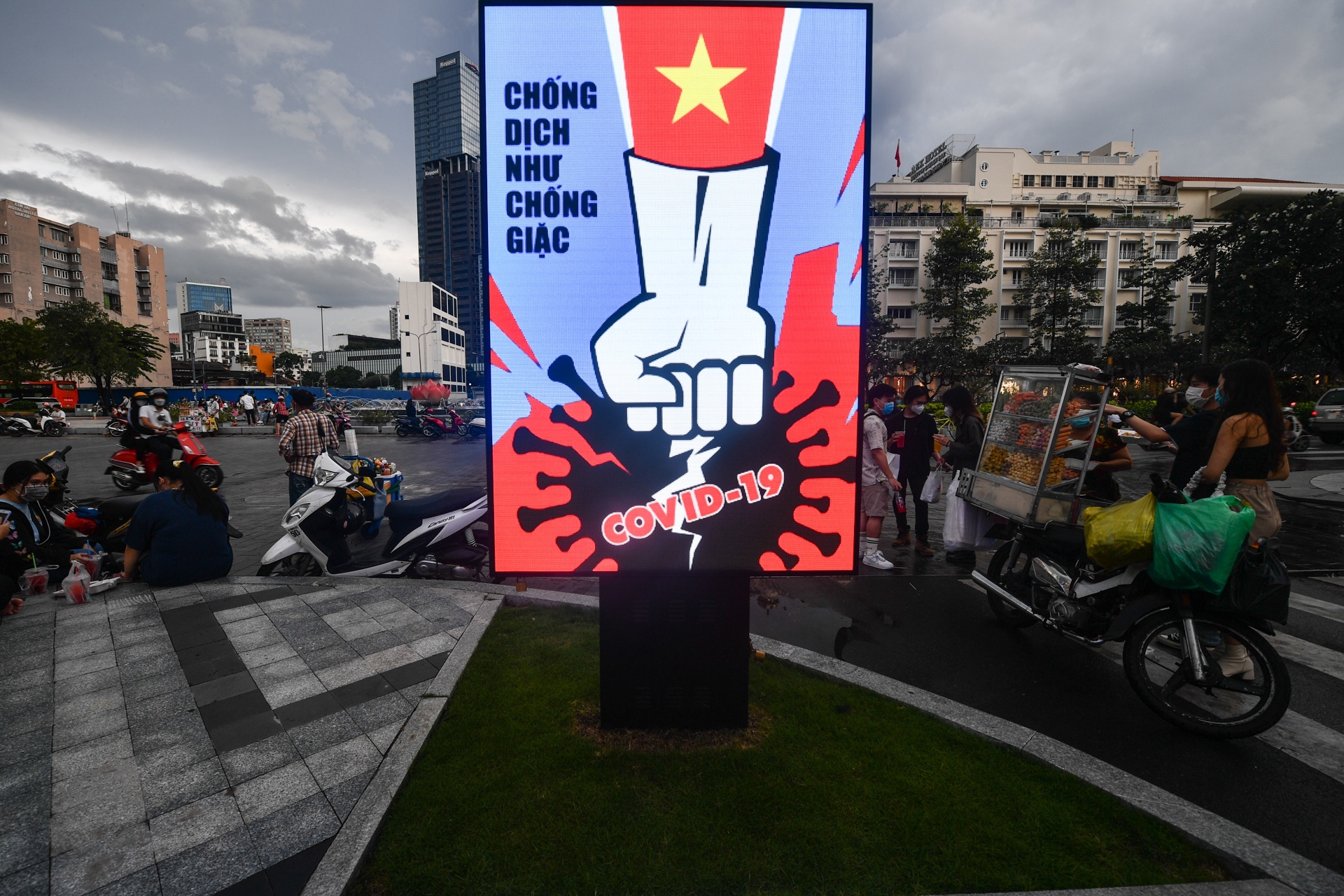 Thong tin 'TP.HCM trong tinh trang khan' la bia dat hinh anh